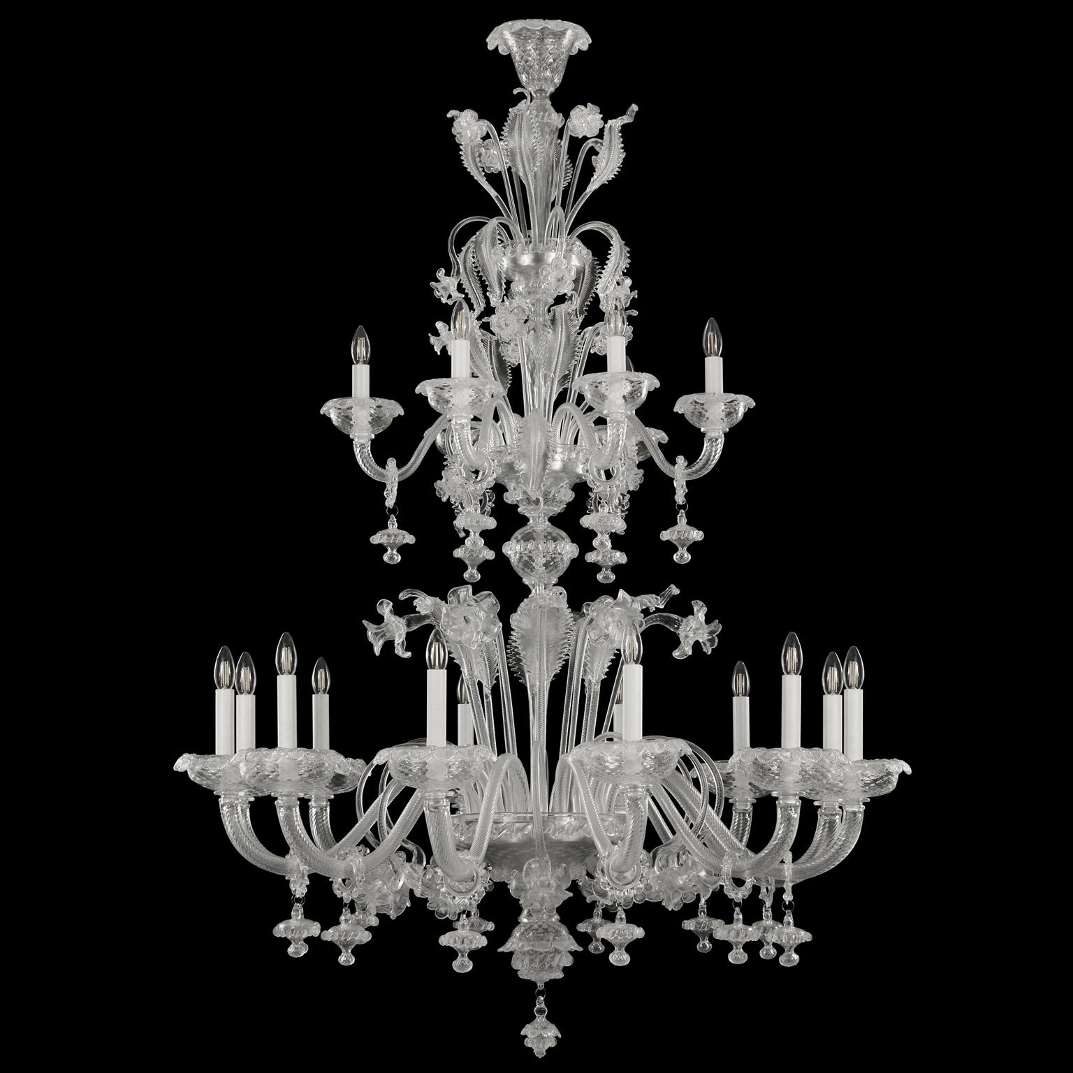 Lampadario Caesar veneziano a 12+6 luci, in cristallo con stemma ornamentale di Multiforme
Il nome, così come la struttura, evoca lo splendore dei secoli passati. Si tratta di un modello evergreen, un prodotto classico realizzato dai nostri abili