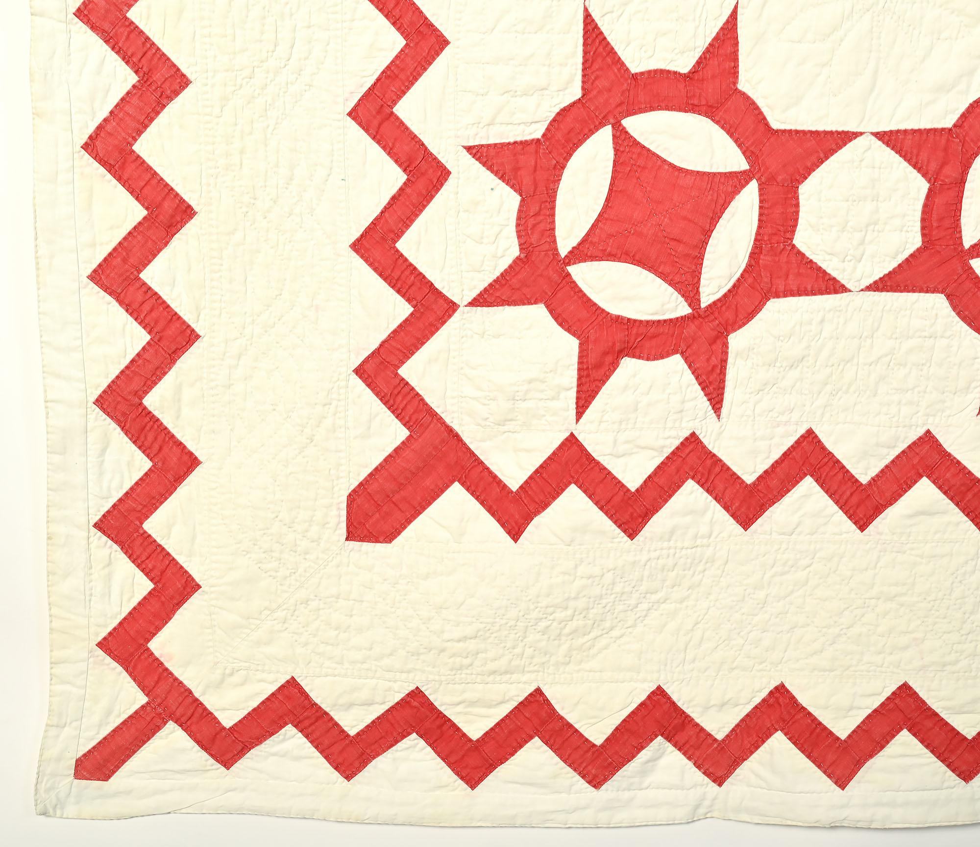 Caesar's Crown Quilt with Pillow Shams In Excellent Condition For Sale In Darnestown, MD