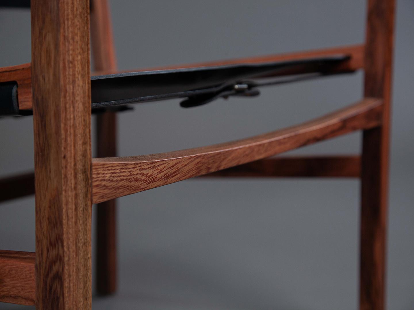 Le fauteuil Caetano Charm et confort en bois de fer massif et cuir. en vente 2