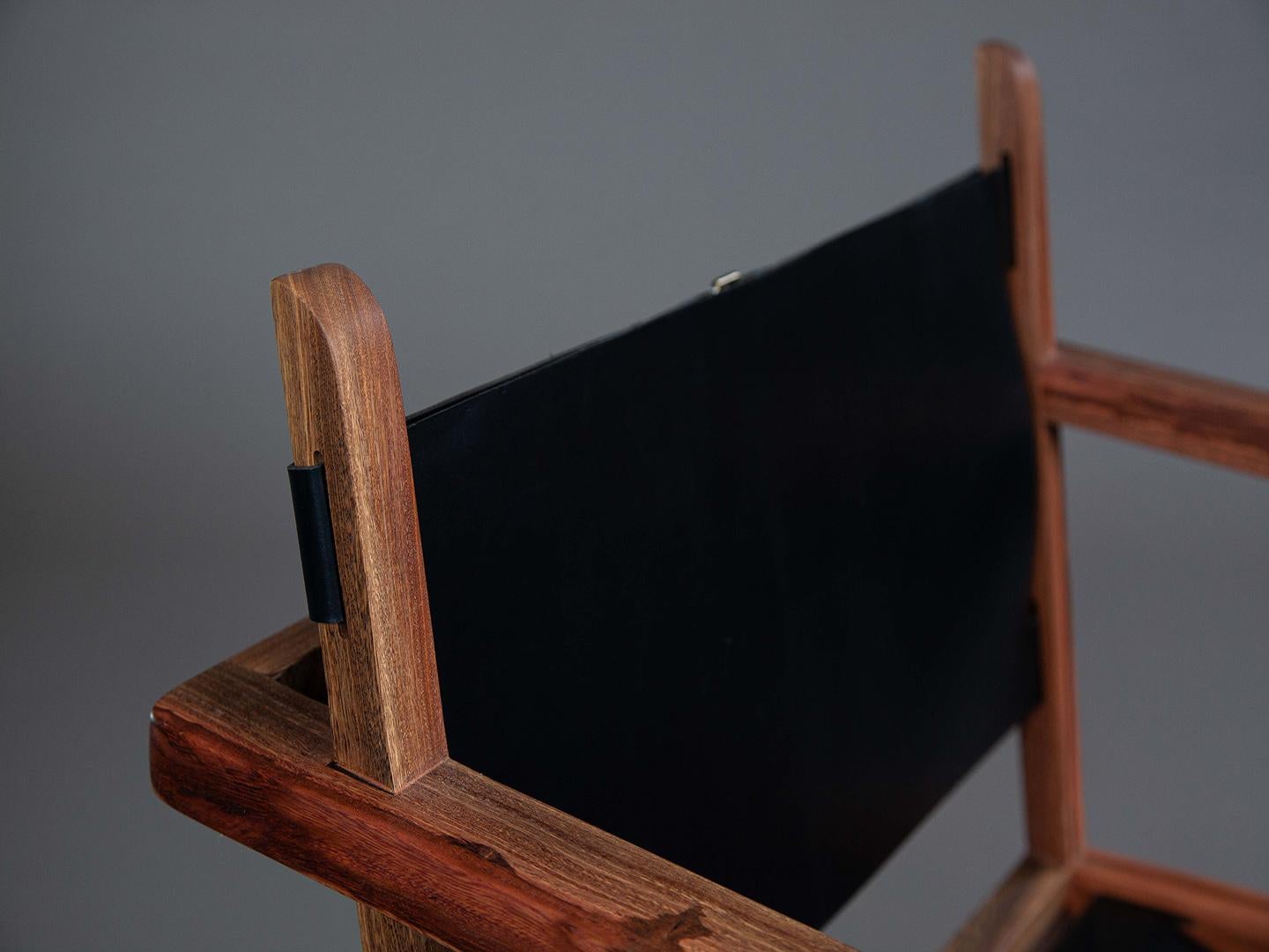 Le fauteuil Caetano Charm et confort en bois de fer massif et cuir. en vente 3