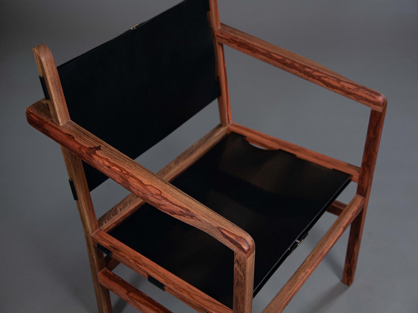Le fauteuil Caetano Charm et confort en bois de fer massif et cuir. en vente 4