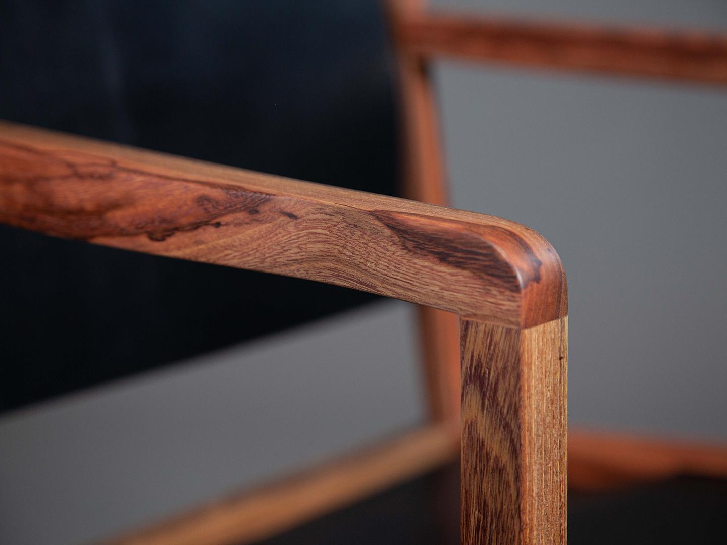 Le fauteuil Caetano Charm et confort en bois de fer massif et cuir. en vente 5