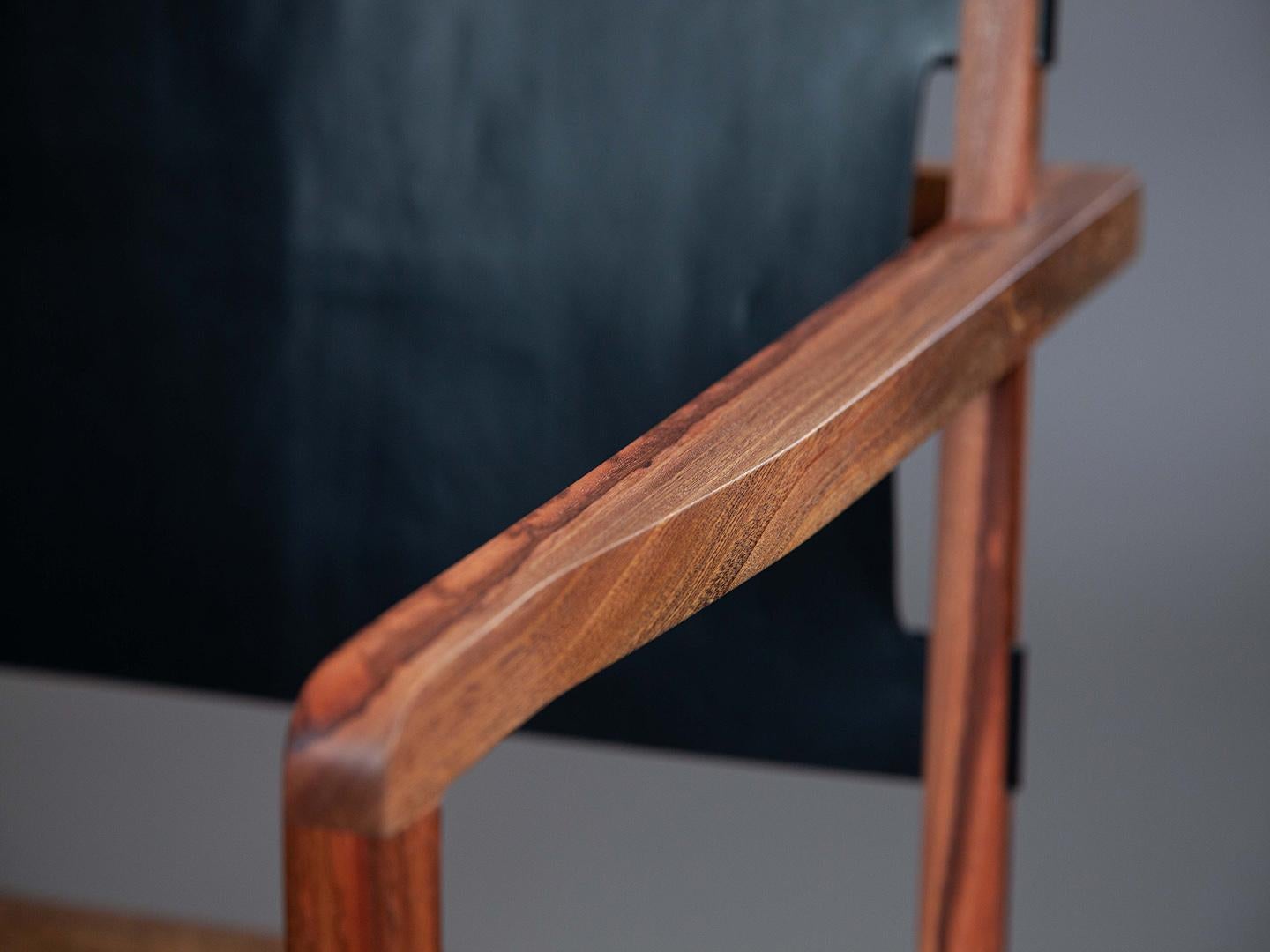 Le fauteuil Caetano Charm et confort en bois de fer massif et cuir. en vente 6