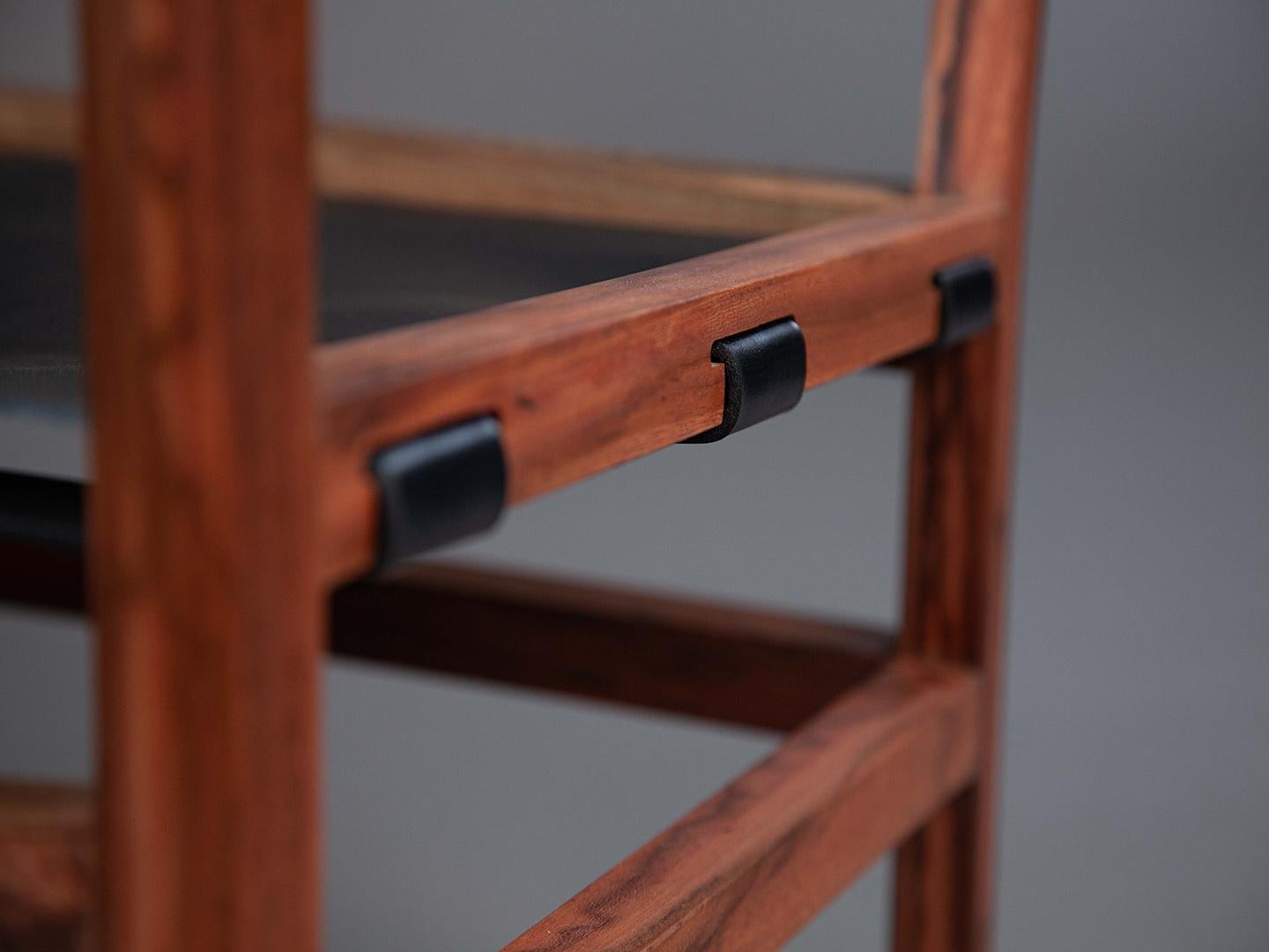 Le fauteuil Caetano Charm et confort en bois de fer massif et cuir. en vente 7