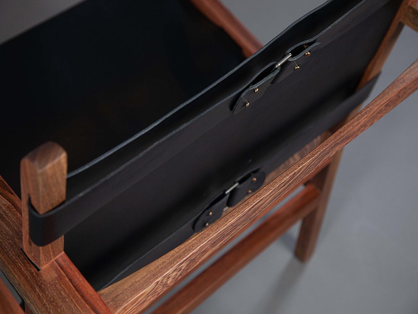 Le fauteuil Caetano Charm et confort en bois de fer massif et cuir. en vente 8