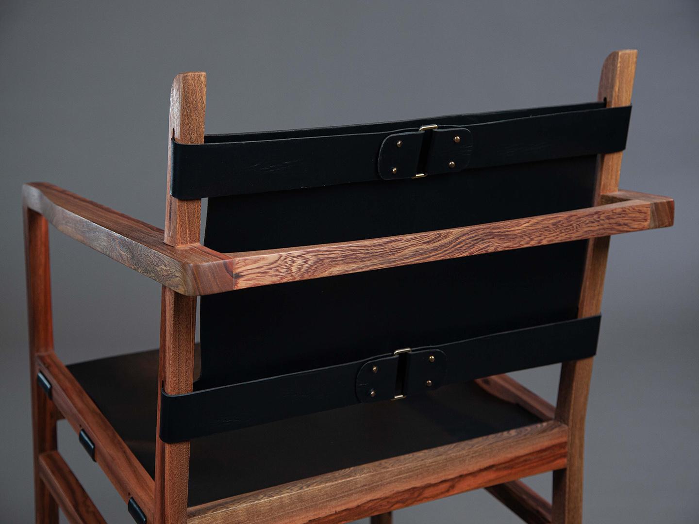 Le fauteuil Caetano Charm et confort en bois de fer massif et cuir. en vente 9