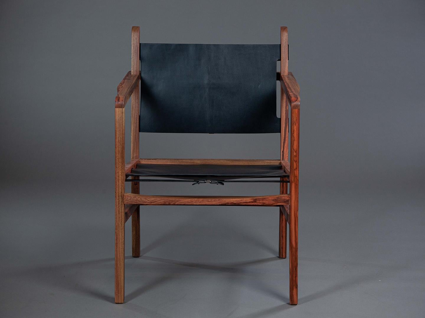 Le fauteuil Caetano s'inspire fortement du savoir-faire du maître Joaquim Tenreiro. Mon objectif était d'accentuer la beauté des bois rares utilisés dans sa fabrication, en harmonisant confort et modernité de manière équilibrée. L'assise et le