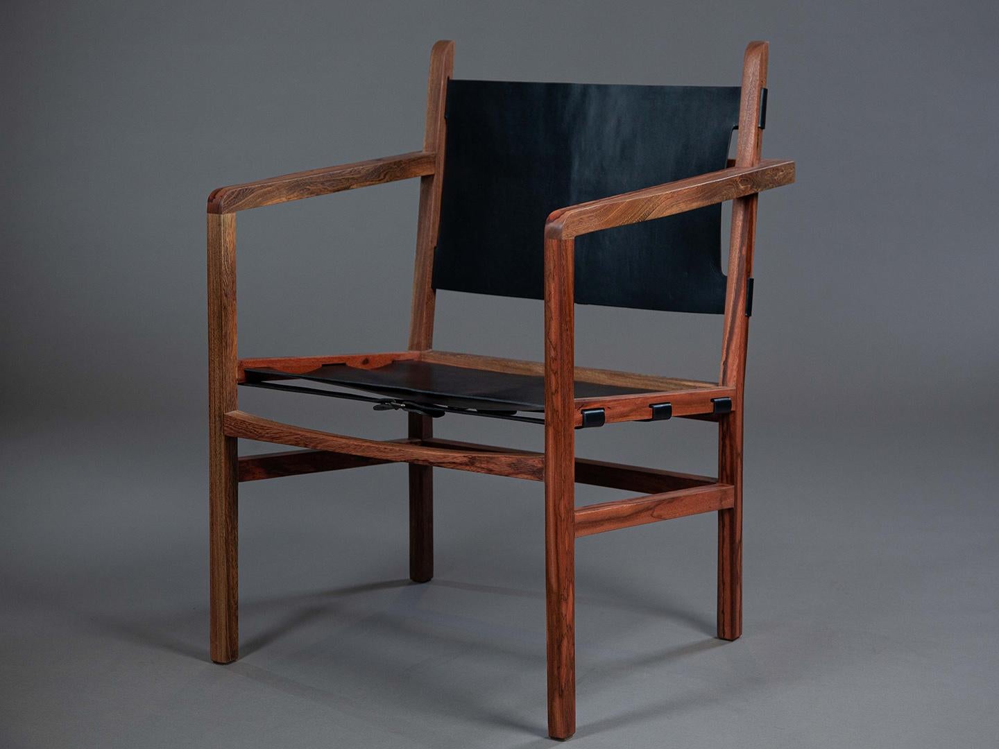 Moderne Le fauteuil Caetano Charm et confort en bois de fer massif et cuir. en vente