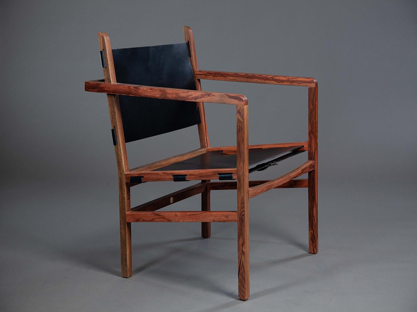 Brésilien Le fauteuil Caetano Charm et confort en bois de fer massif et cuir. en vente