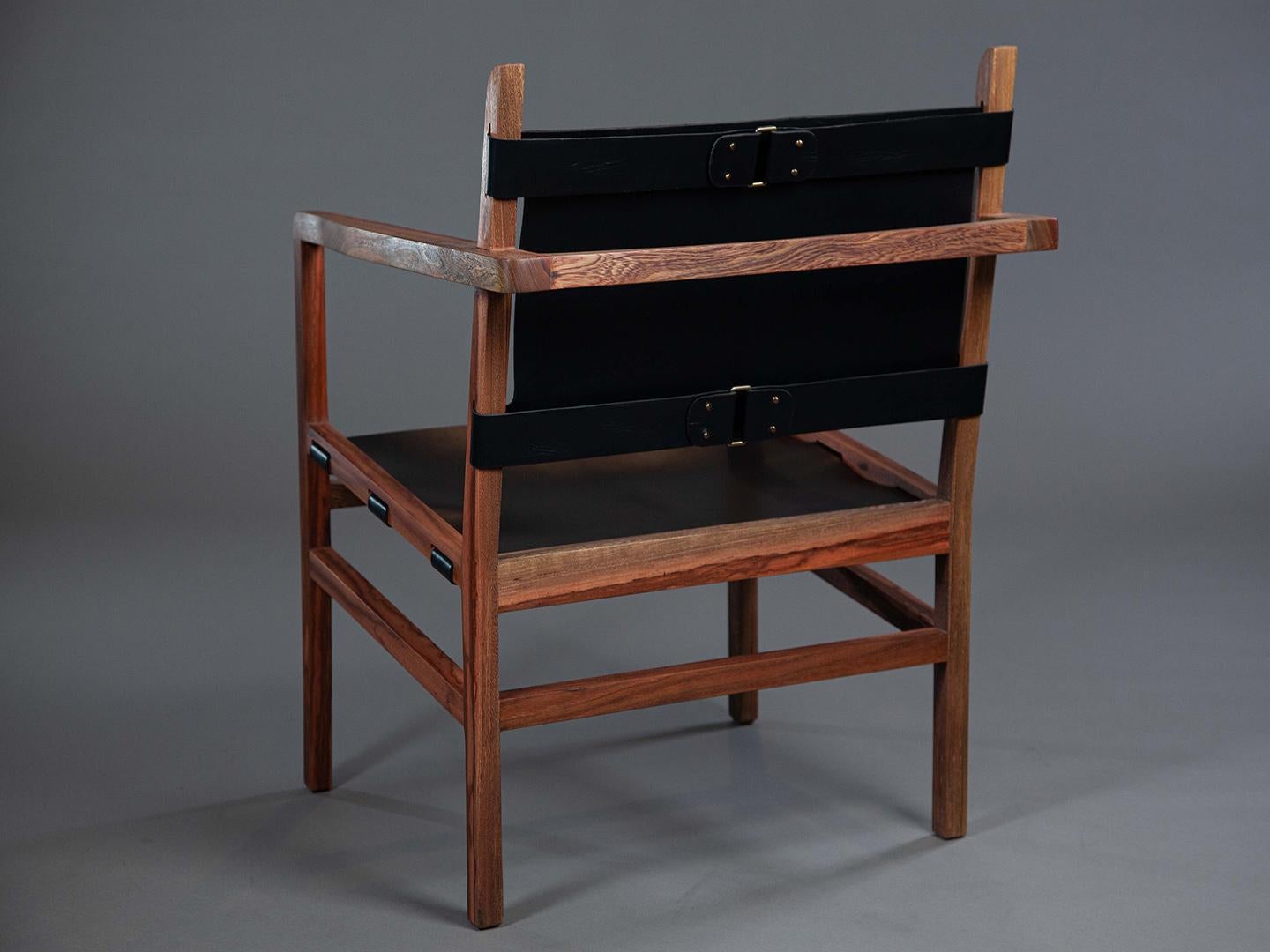 Fait main Le fauteuil Caetano Charm et confort en bois de fer massif et cuir. en vente