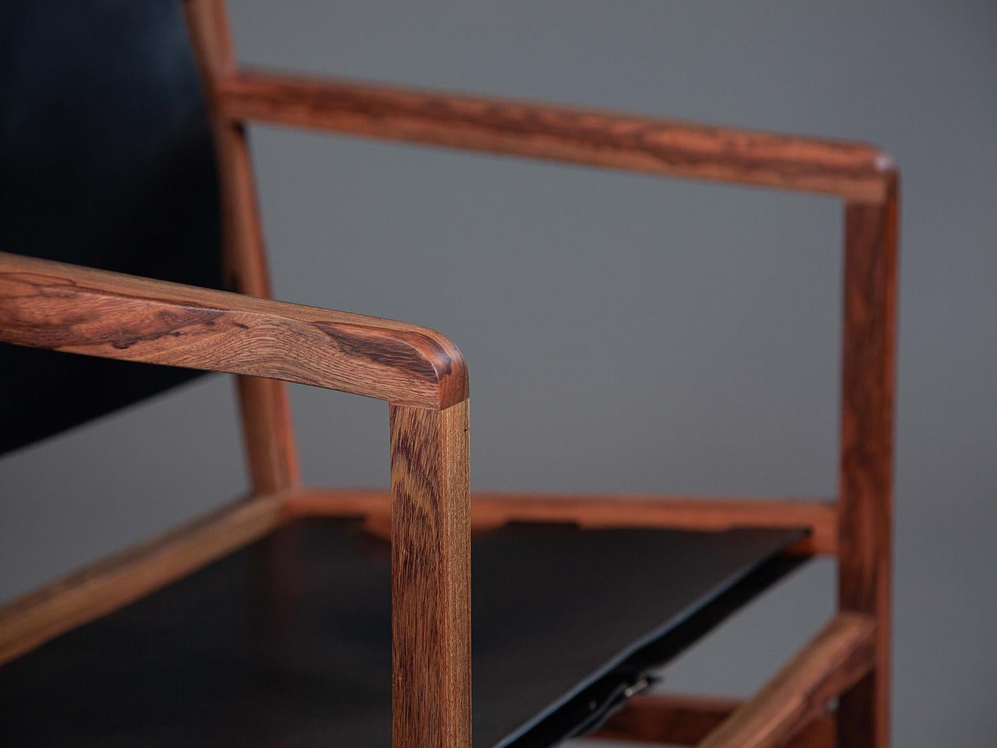 XXIe siècle et contemporain Le fauteuil Caetano Charm et confort en bois de fer massif et cuir. en vente