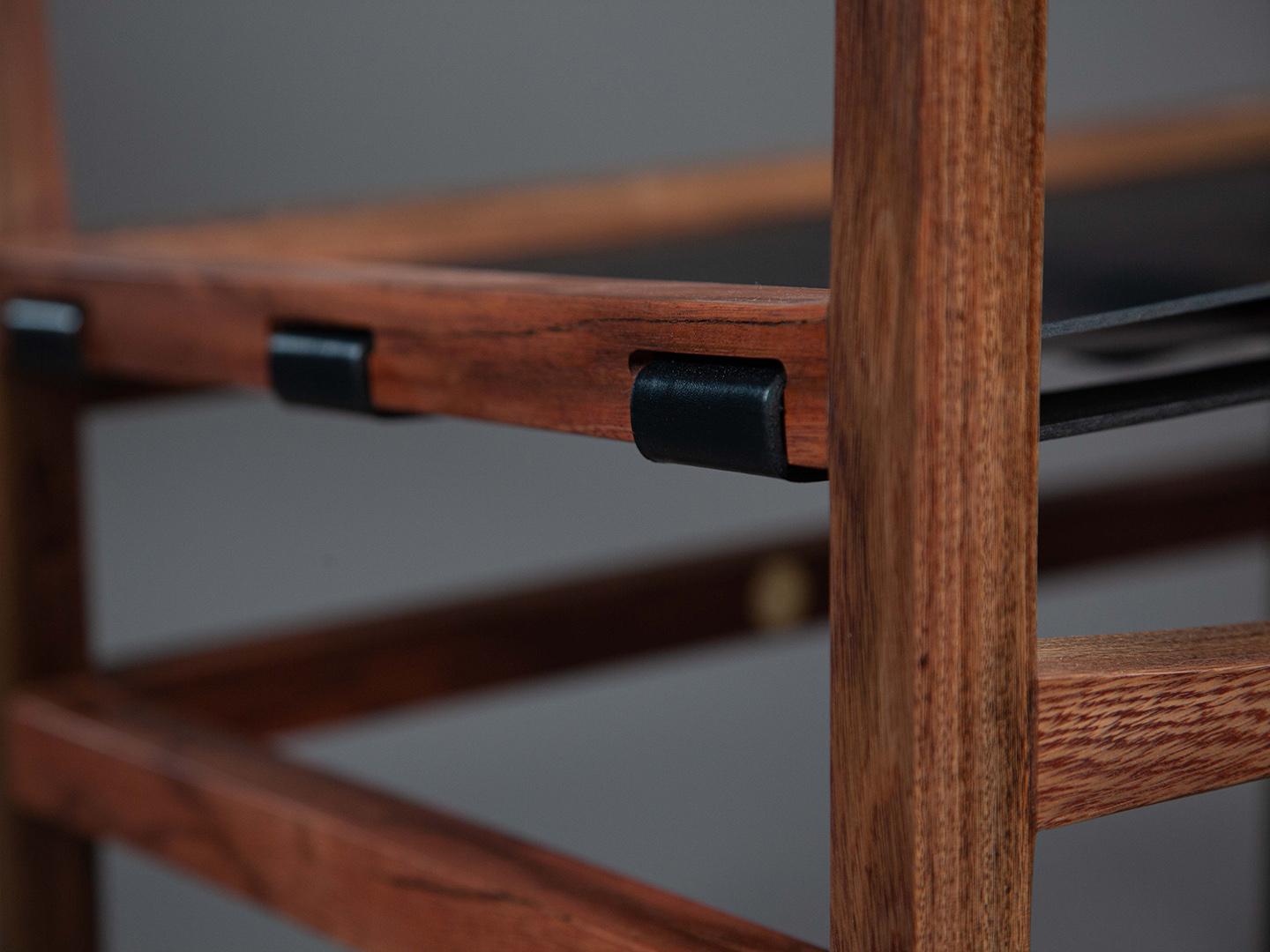 Le fauteuil Caetano Charm et confort en bois de fer massif et cuir. en vente 1