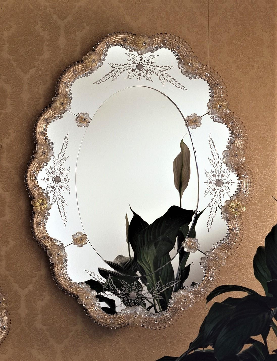  Miroir en verre de Murano de style vénitien, miroir réalisé d'après un design de Fratelli Tosi, entièrement fait à la main selon les techniques de nos ancêtres. Miroir composé d'un cadre en cristal sur fond or, en verre de Murano et de boucles
