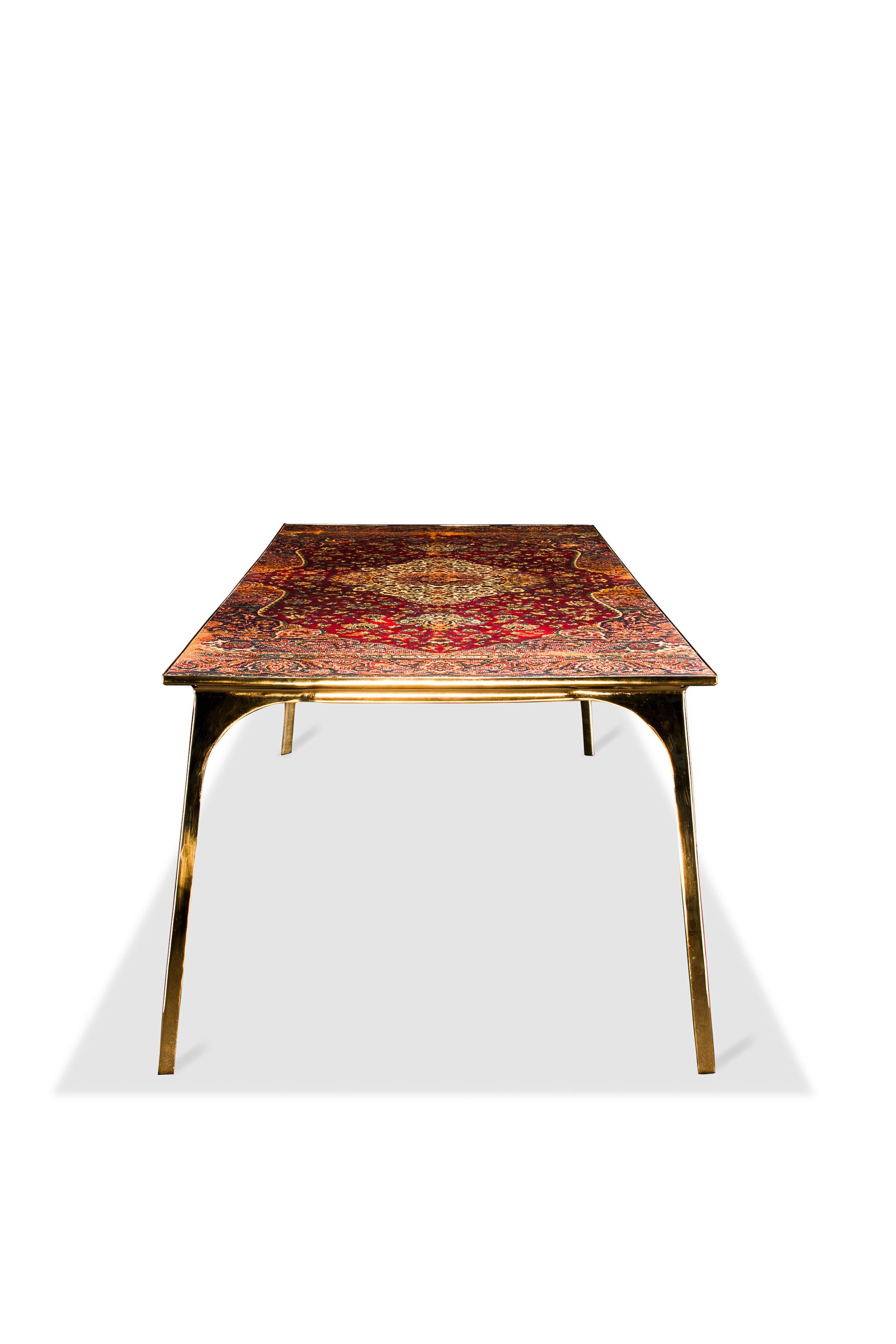 Cafe 6116 Bronzetisch von Atelier Ruben van Megen
Abmessungen: B 220 x T 97 x H 76 cm
MATERIALIEN: Perserteppich, Harz, Bronze.

Ruben van Megen (1984) promoviert  von der Design Academy in Eindhoven im Jahr 2012, mit dem Schwerpunkt 