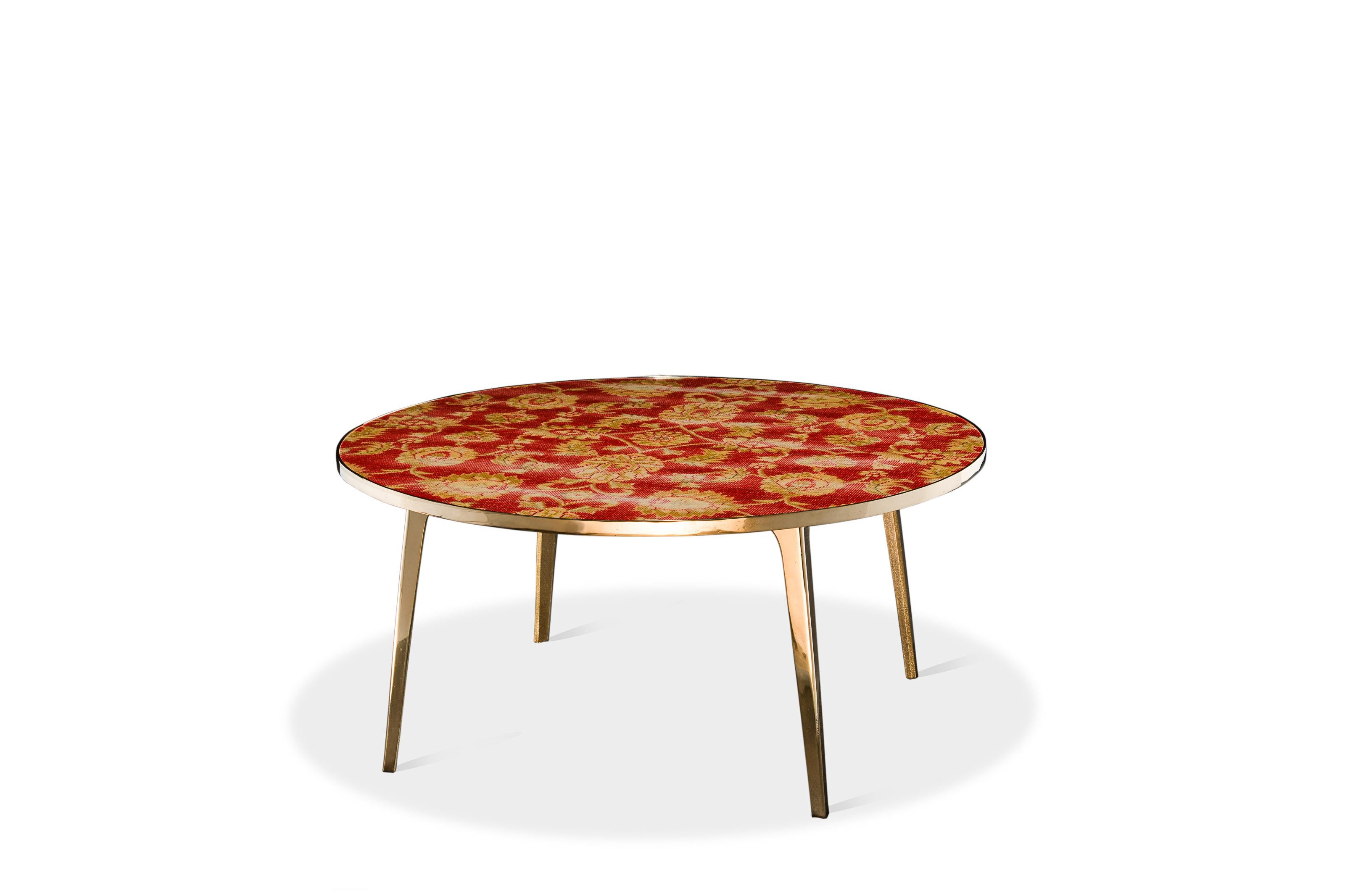 Cafe 6116 Bronze Table Round di Atelier Ruben Van Megen
Dimensioni: D. 135 x H. 76 cm
Materiali: Tappeto persiano, resina, bronzo.

Ruben Van Megen (1984) laureato  dell'Accademia di Design di Eindhoven nel 2012, con il focus 