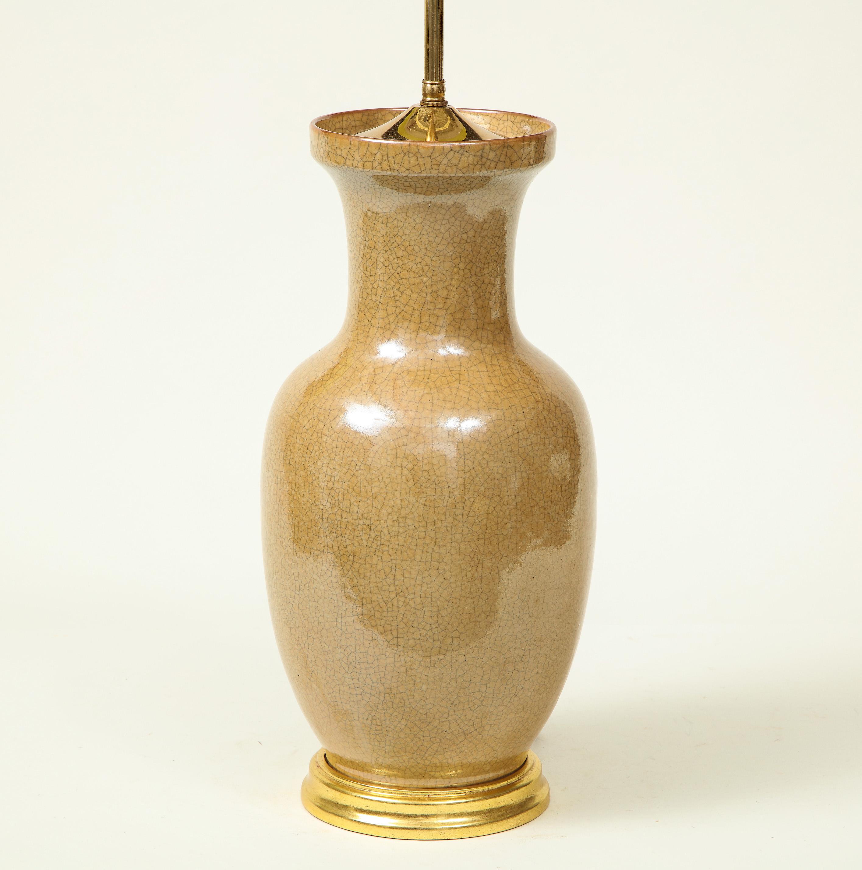 20ième siècle Lampe de bureau en porcelaine craquelure à feuilles au lait en vente