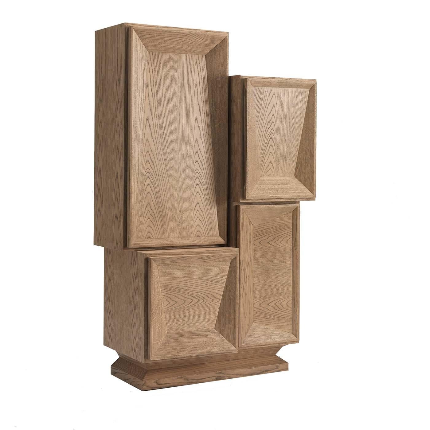 Un pezzo non convenzionale che si farà notare in un arredamento eclettico o contemporaneo, questo mobile è uno splendido esempio di design moderno realizzato con metodi tradizionali. La sua struttura in legno poggia su una base a plinto e comprende