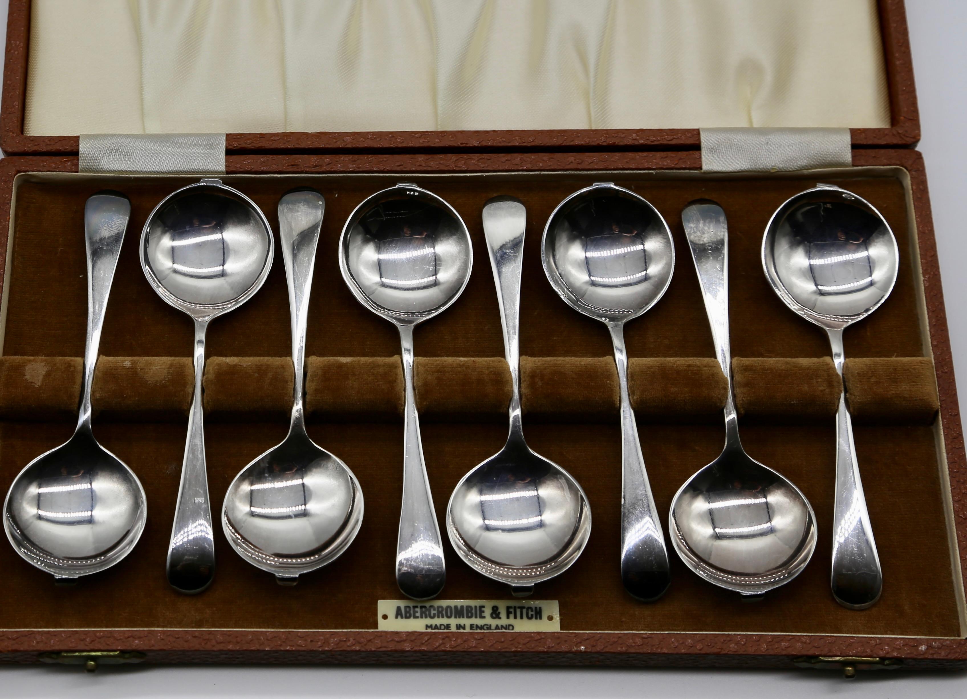 Ein wunderschönes und elegantes Set von 8 versilberten Cafe Diable Löffeln von Abercrombie & Fitch aus England in ihrem originalen, cremefarbenen, mit Satin und braunem Samt gefütterten Etui, um 1915. Auf der Rückseite jedes Löffels sowie auf einem