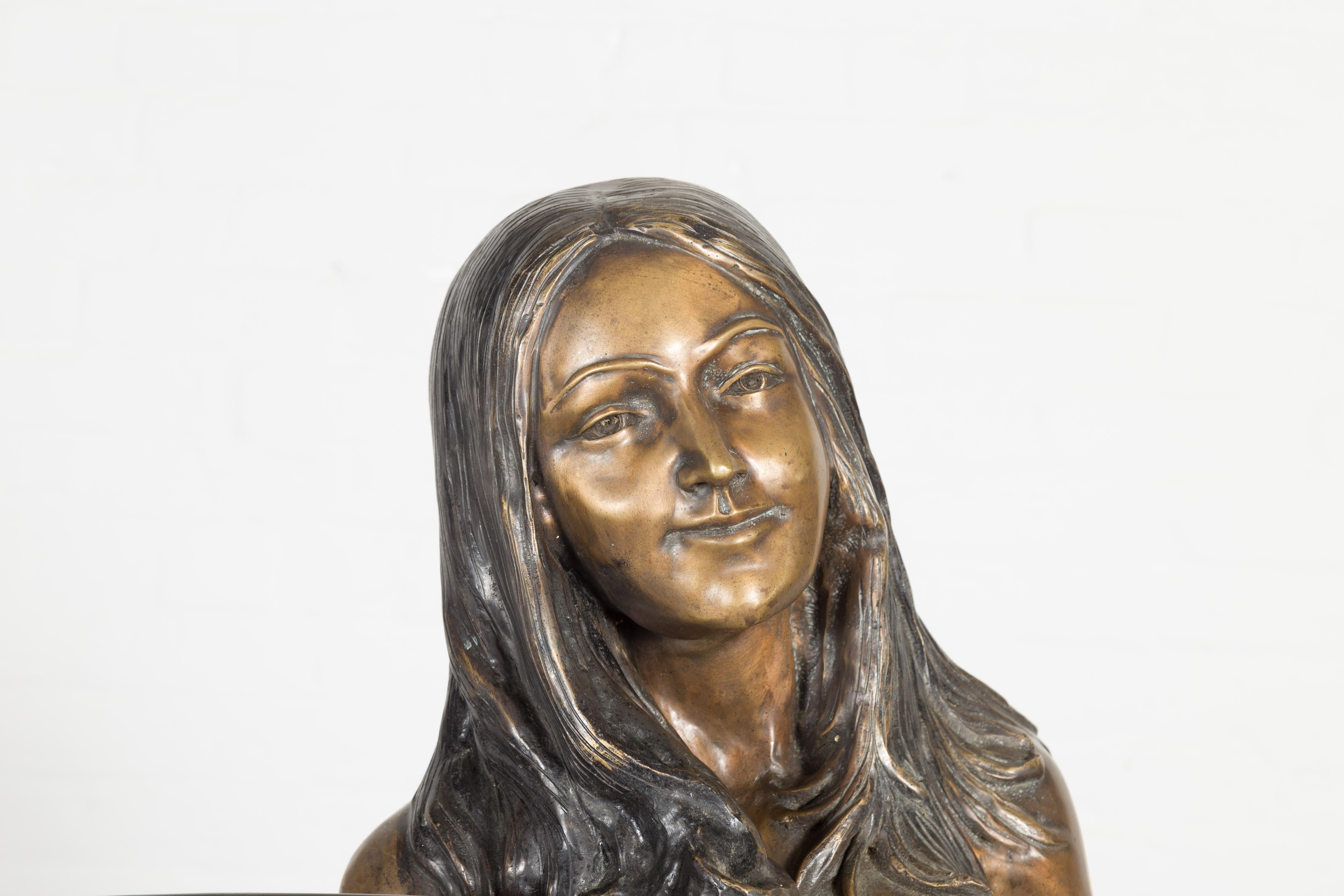 Café Girl, lebensgroße Bronzestatue mit handapplizierter Bronze und Grünspanpatina (21. Jahrhundert und zeitgenössisch) im Angebot