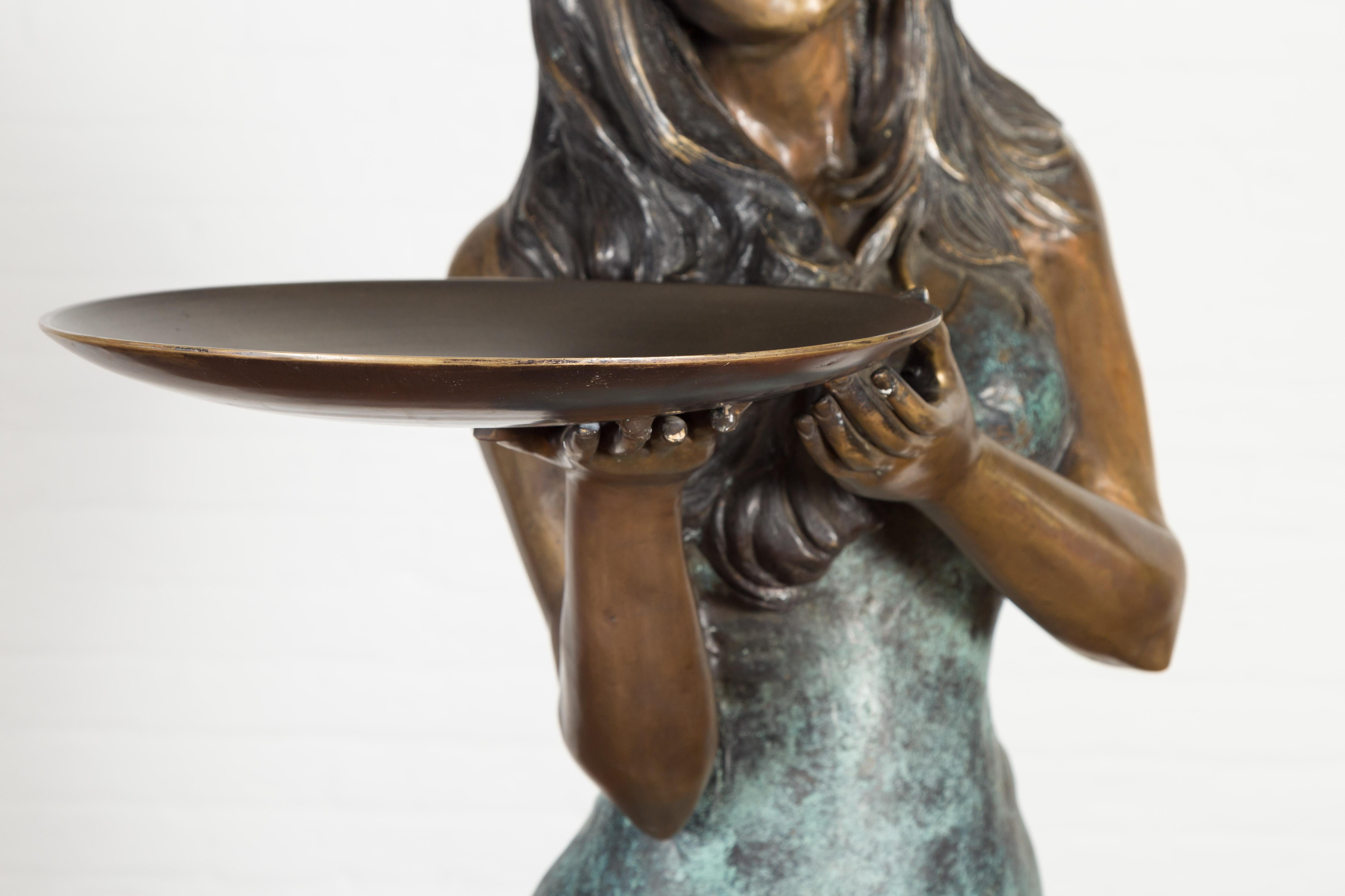 Bronze Café Girl, statue en bronze grandeur nature avec bronze appliqué à la main et patine vert-de-gris en vente