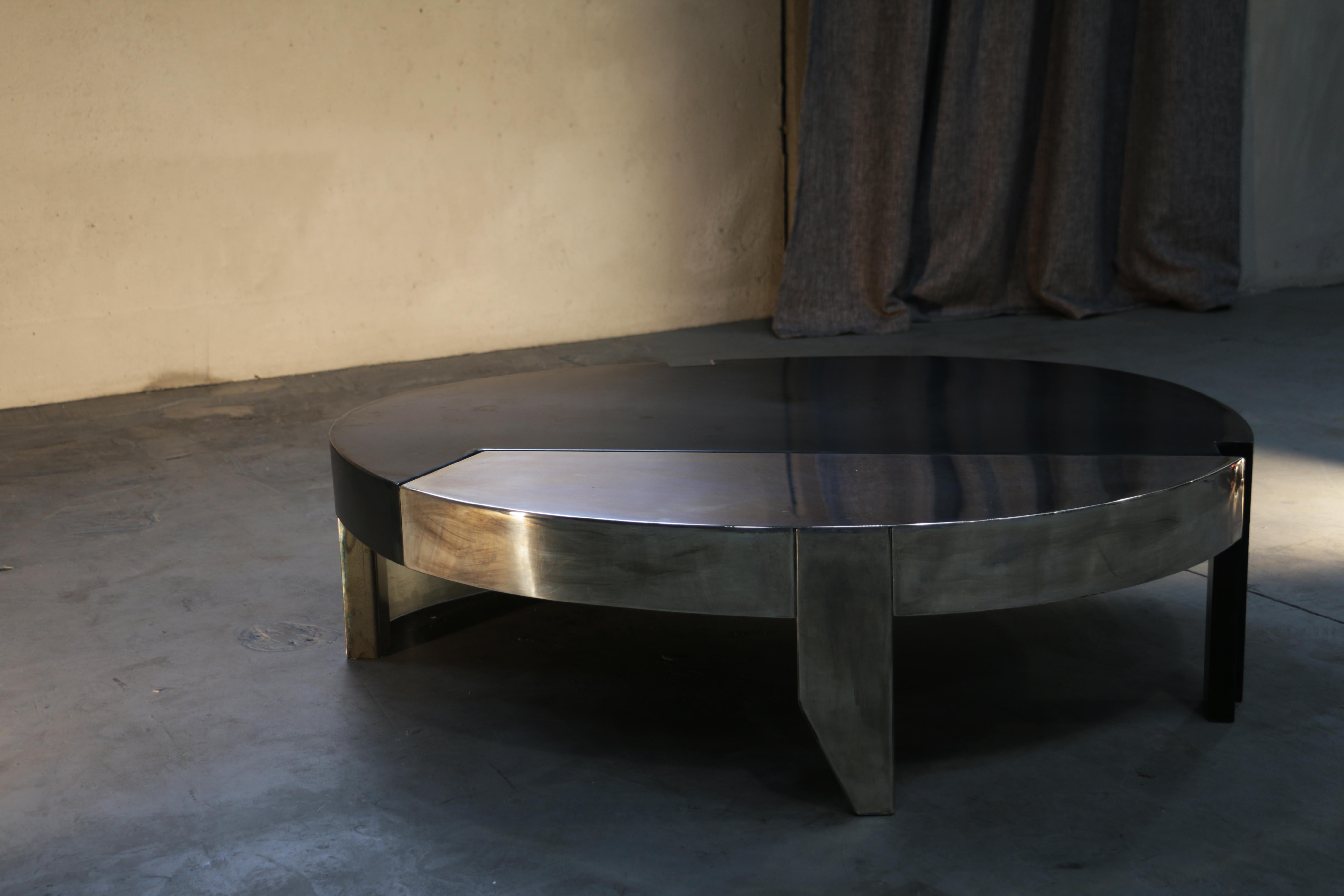 Natural iron / silver plated brass.

Contemporary coffee table born thinking at coffee bean, made with iron oiled finished and silver plated brass, these two materials given it intense taste, like a cup of coffee.