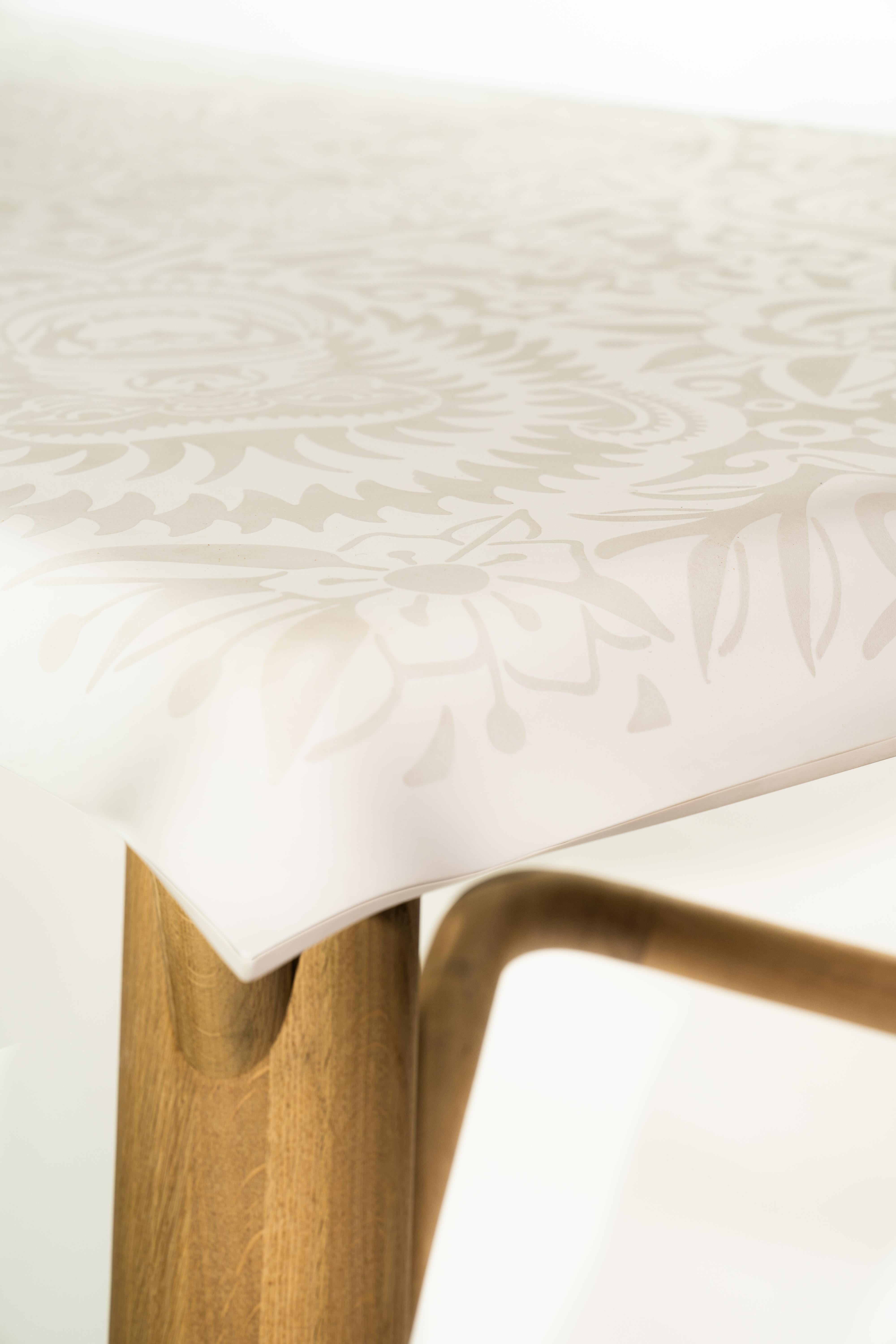 La table Café Solid est née d'une expérience matérielle : Le Studio a acquis beaucoup d'expérience avec la surface solide dans le cadre de divers projets d'intérieur et nous cherchions de nouvelles façons d'explorer davantage la polyvalence et