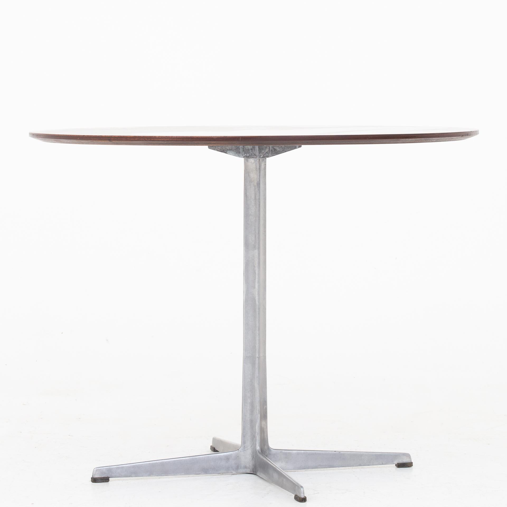 Table with a round top of rosewood with base of aluminum. Maker Fritz Hansen.