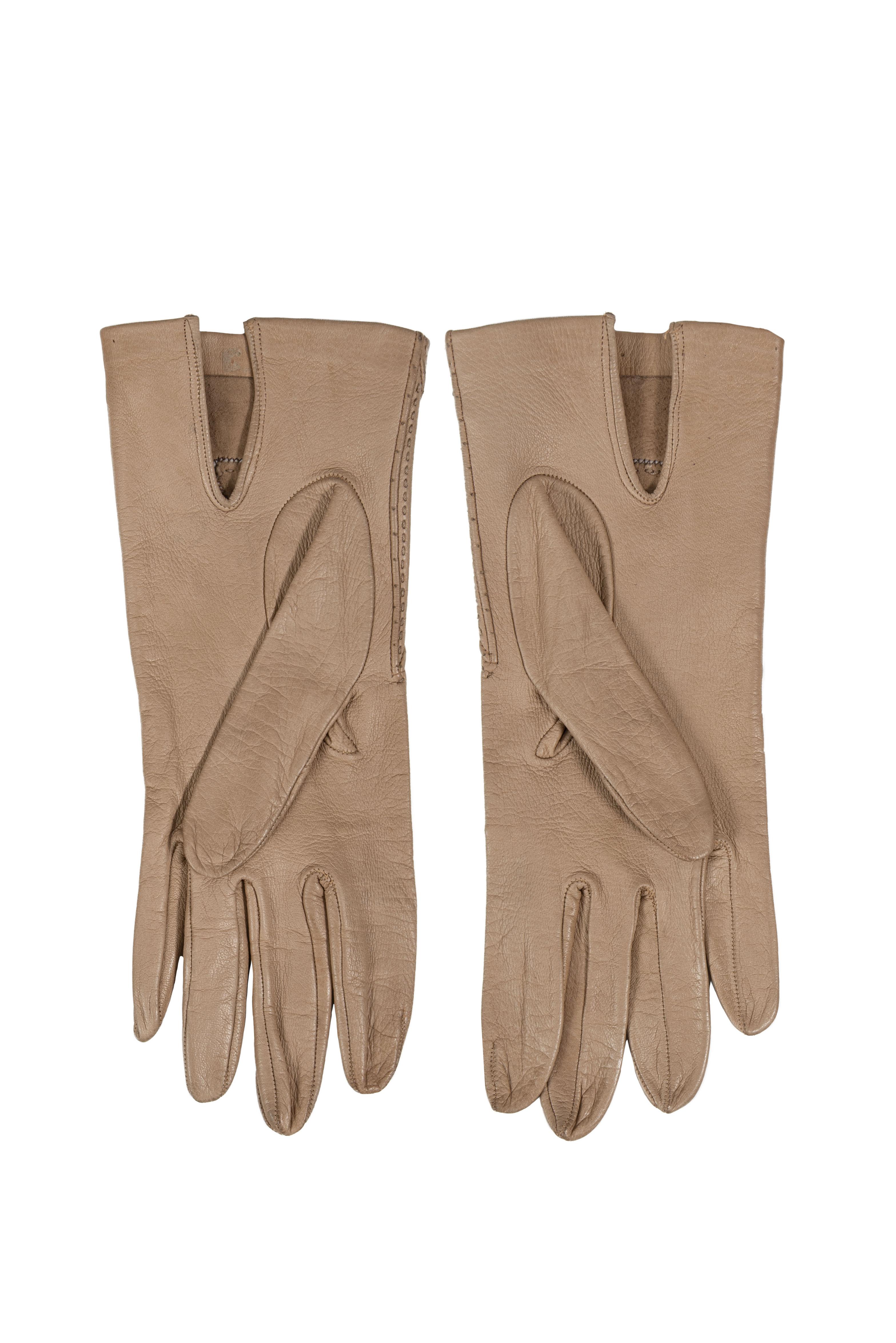 Caffè Latte Beige Smooth Leather Gloves with Geometric Stitching, 1960s In Excellent Condition For Sale In Munich, DE