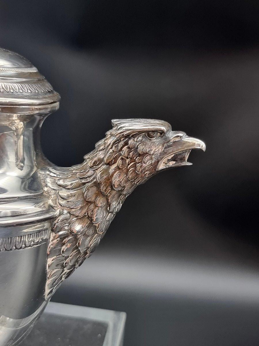 Elegante caffettiera in argento 800, di manifattura italiana, databile con buona probabilità alla prima metà del Novecento. L’opera è punzonata con il titolo “800” e un secondo marchio, a forma di scudo, di difficile identificazione. Realizzata in