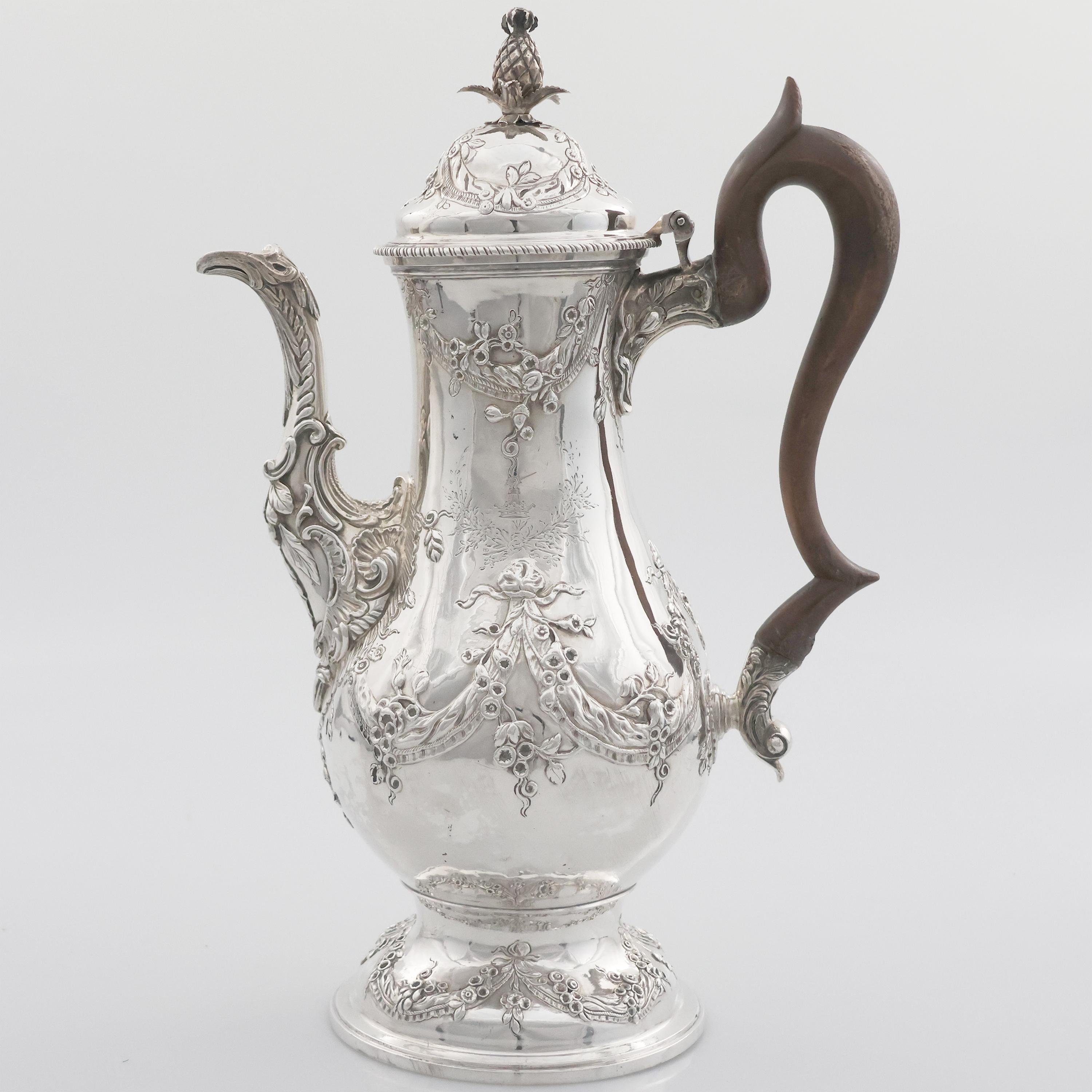 Descrizione
Caffettiera in argento sterling Giorgio III, Charles Wright, Londra, 1771.
Di forma balaustra su piede circolare, decorata con festoni di foglie legate da nastri, il beccuccio con bordo a foglie scolpite e decorazioni a foglie d’acanto,