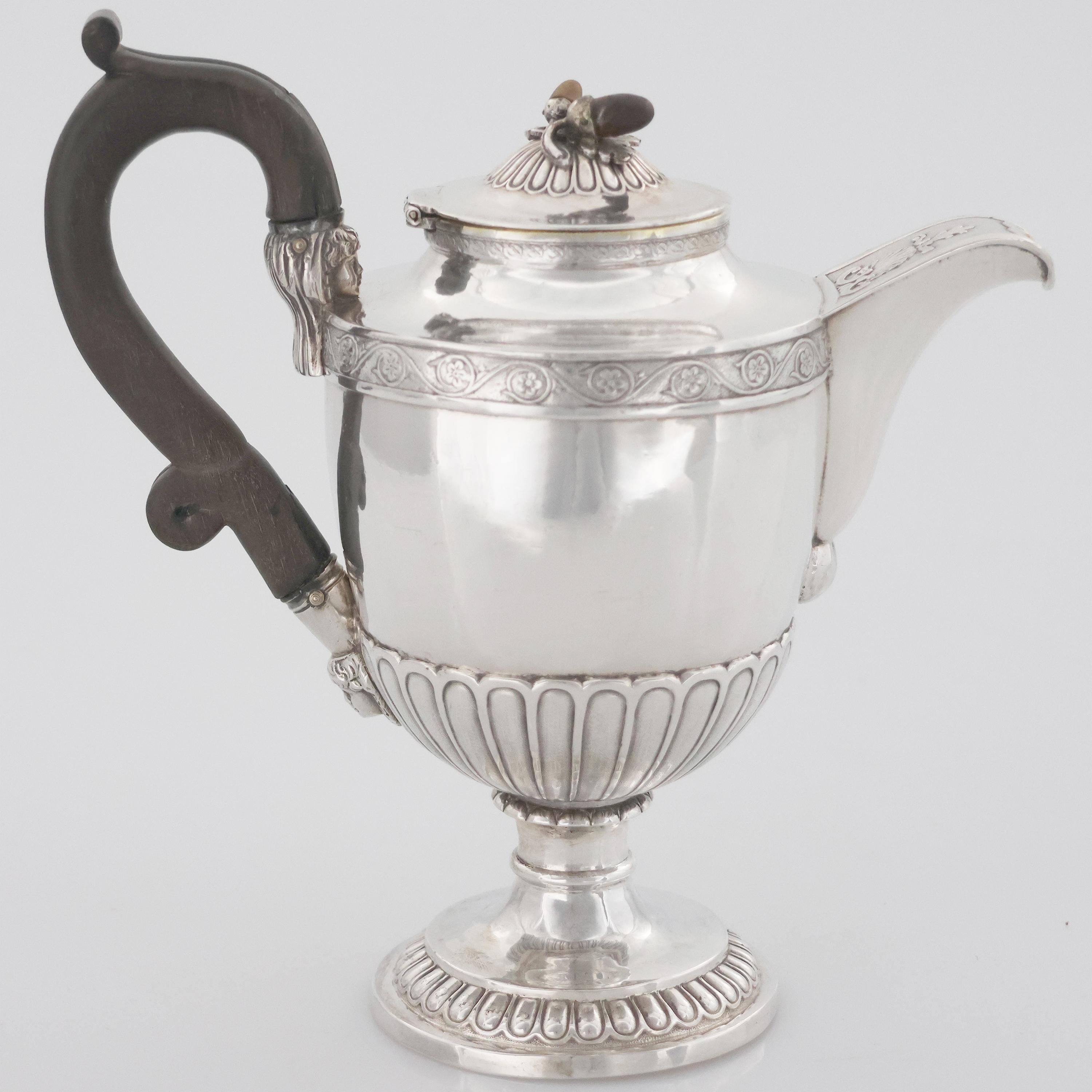 Descrizione
Caffettiera in argento sterling Giorgio IV, Paul Storr, Londra, 1823.
Rara caffettiera dell'argentiere Paul Storr. La forma del corpo segue uno stile neoclassico, con un profilo bombato che si restringe alla base. Base a piedistallo