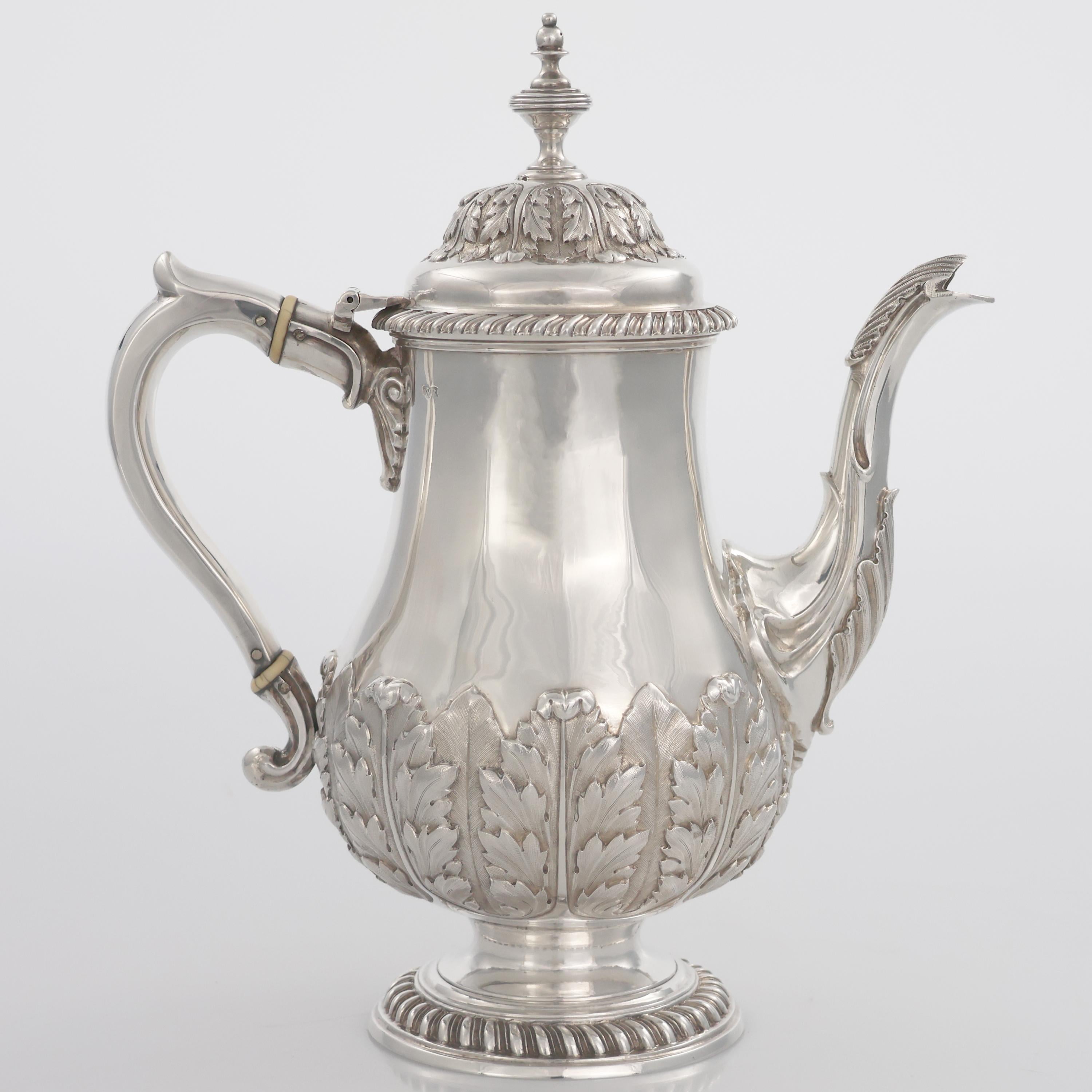 Descripción
Cafetera de plata de ley Jorge IV, William Bateman I, Londres, 1823

Cuerpo perfilado y elegantemente abovedado con base circular escalonada decorada con estrías. Decoración de hojas de acanto finamente cinceladas a lo largo de la parte