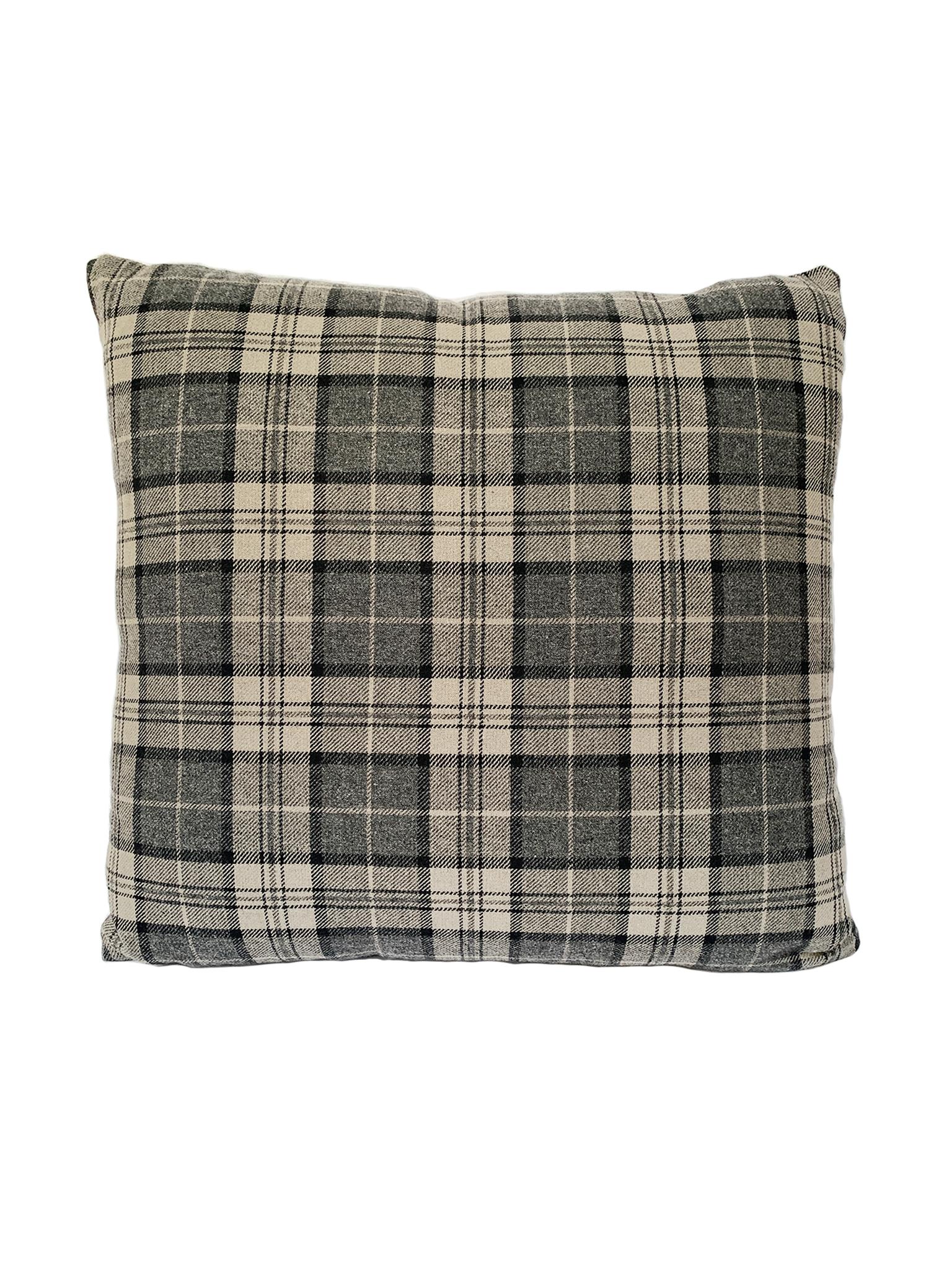 Coppia di cuscini realizzati in esclusiva per Cafiero Select. I cuscini sono un comodo mix di dacron e piuma. Il classico tessuto a quadri, con le sue ricche variazioni di grigio, è di Ralph Lauren.

Attualmente sono disponibili due