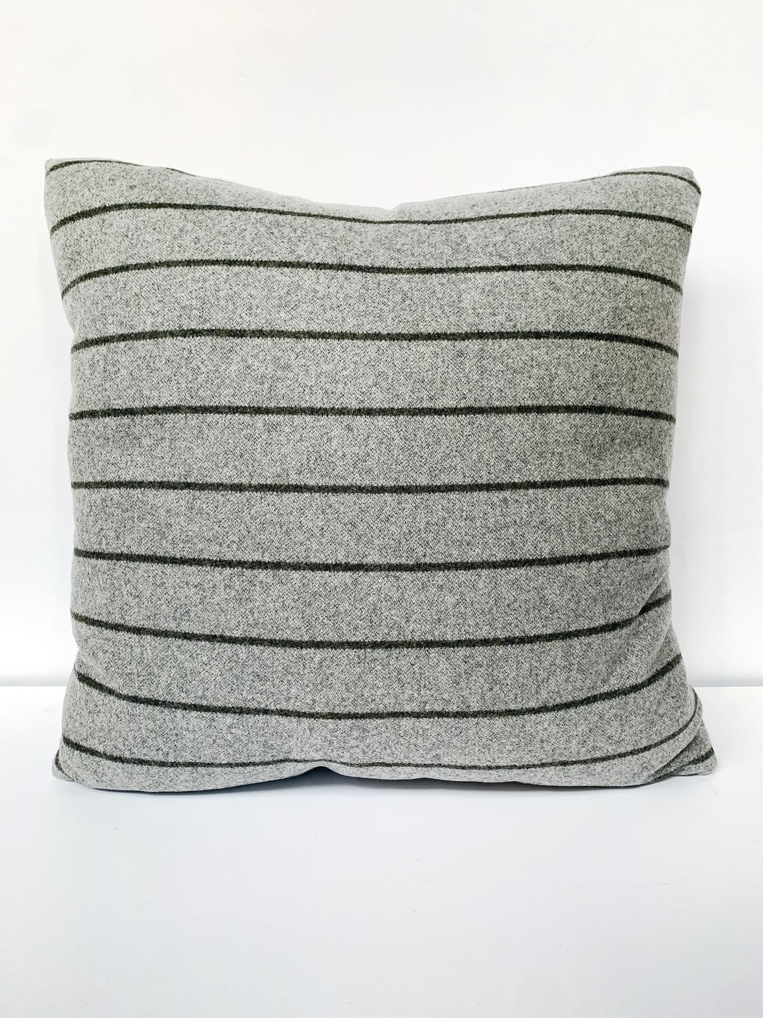 La paire d'oreillers parfaite pour se détendre, fabriquée sur mesure en exclusivité pour Cafiero Select. Les coussins sont un mélange confortable de Dacron et de duvet. La laine grise et douce provient de Ralph Lauren.

Deux paires sont actuellement