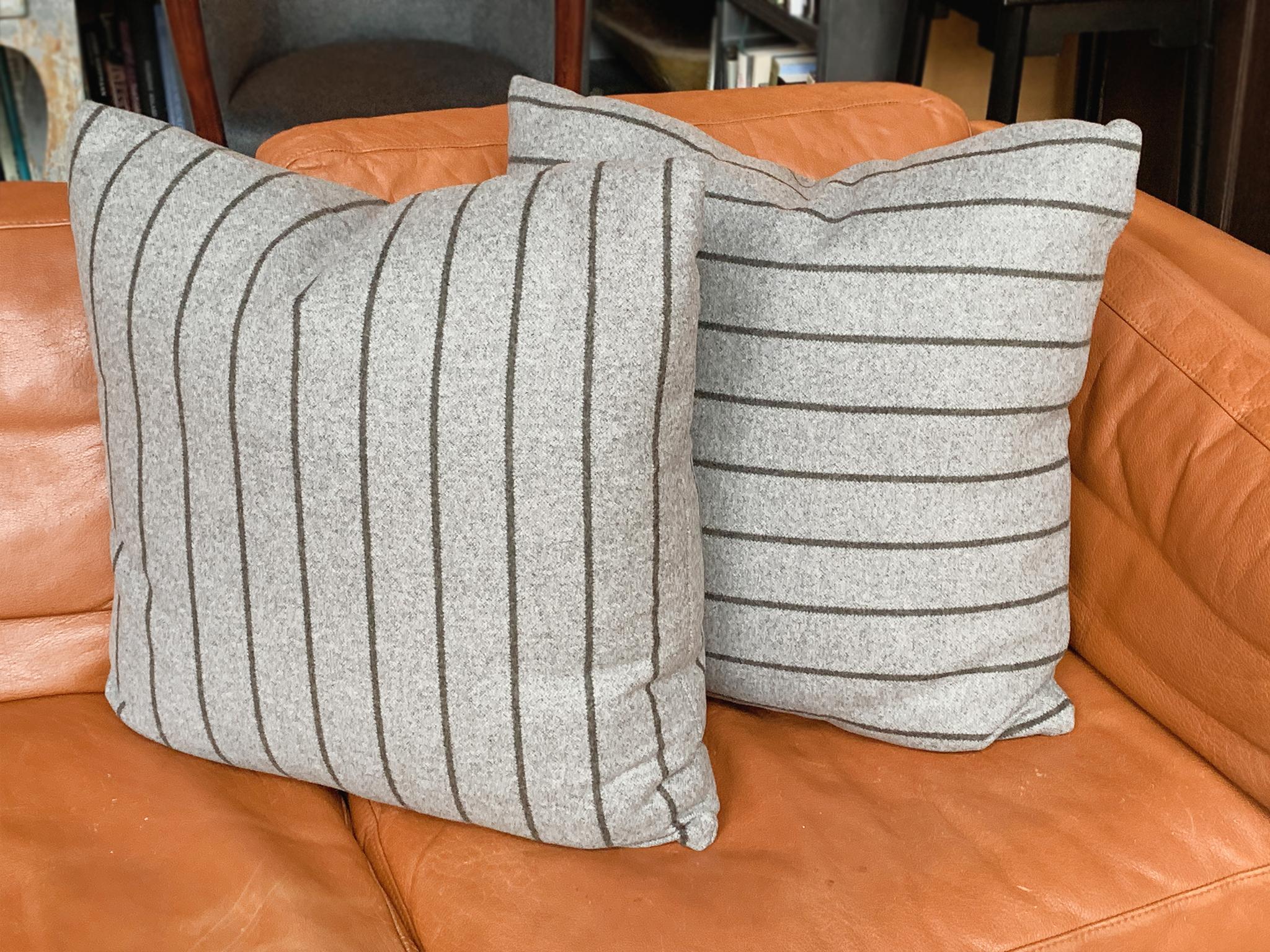 XXIe siècle et contemporain Cafiero Select Exclusive Oreillers en laine rayée personnalisés - une paire en vente