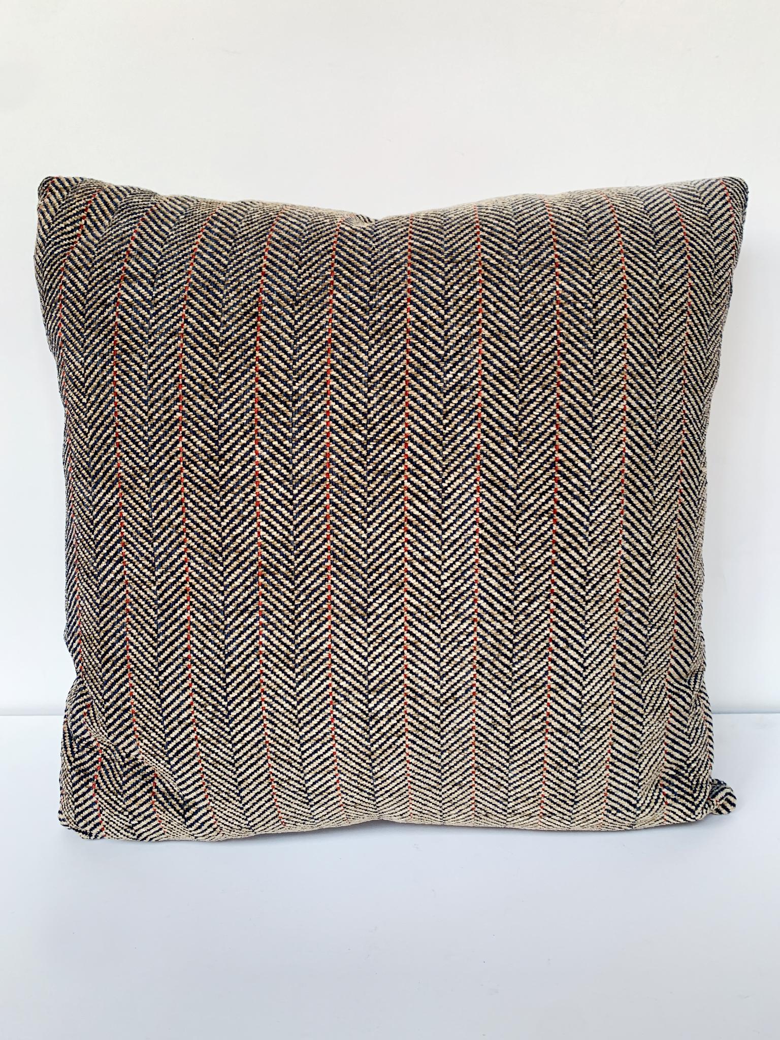 Coppia di cuscini realizzati in esclusiva per Cafiero Select. Il tessuto è una lussureggiante ciniglia a spina di pesce di Donghia, con una ricca tavolozza di blu navy, rosso e marrone. I cuscini sono un comodo mix di dacron e