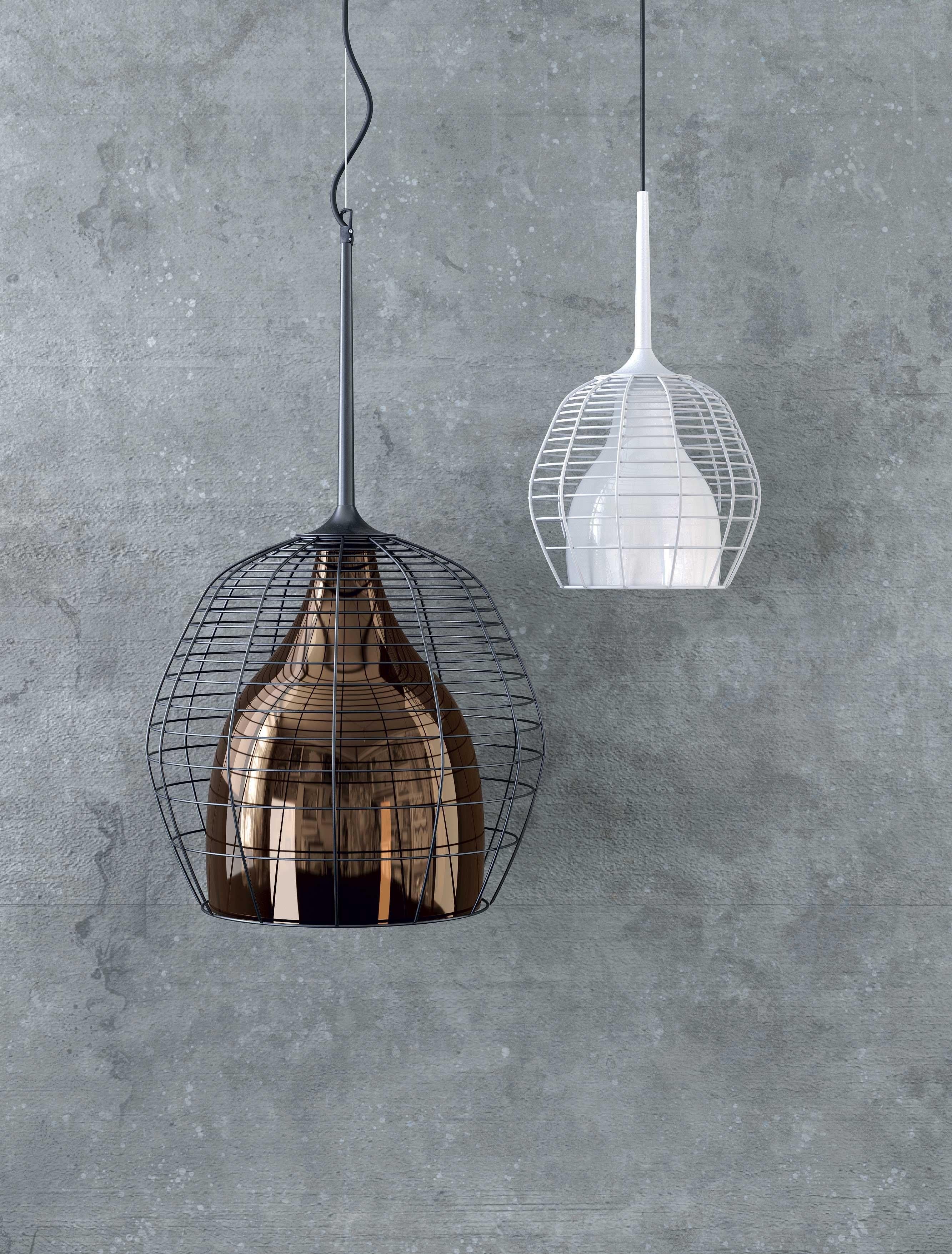 The Small version, 27.5 cm in diameter, lends itself to multiple compositions with a metropolitan taste. Its origin is “underground”: Cage is inspired by the lamps used by miners and workers, protected by a metal cage which here becomes a decorative