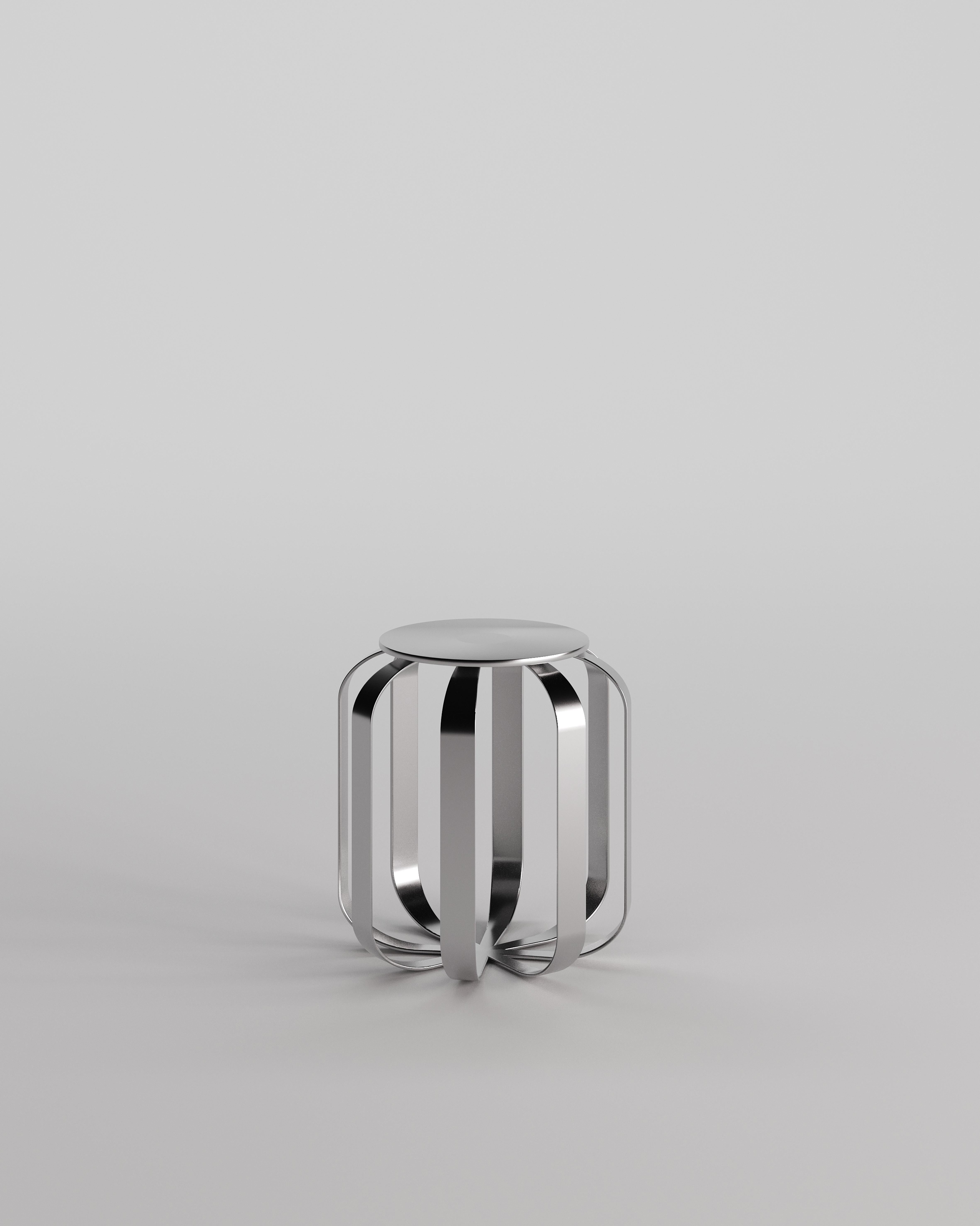 Tabouret Cage en acier inoxydable par Tuğçe Steele
Dimensions : D 43 x L 43 x H 45 cm. SH : 45 cm.
Matériaux : Acier inoxydable.

Tuğçe Geyik est un architecte et designer basé à Istanbul. Elle a étudié à l'université technique de Yildiz, au