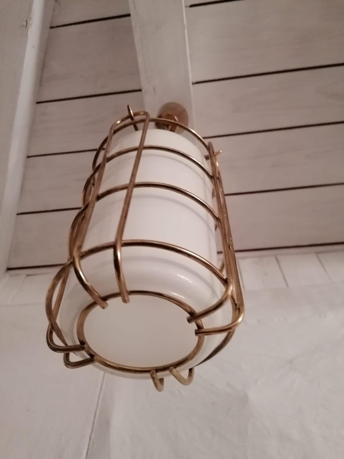 Lampada a sospensione in vetro opalino a gabbia in vendita 3