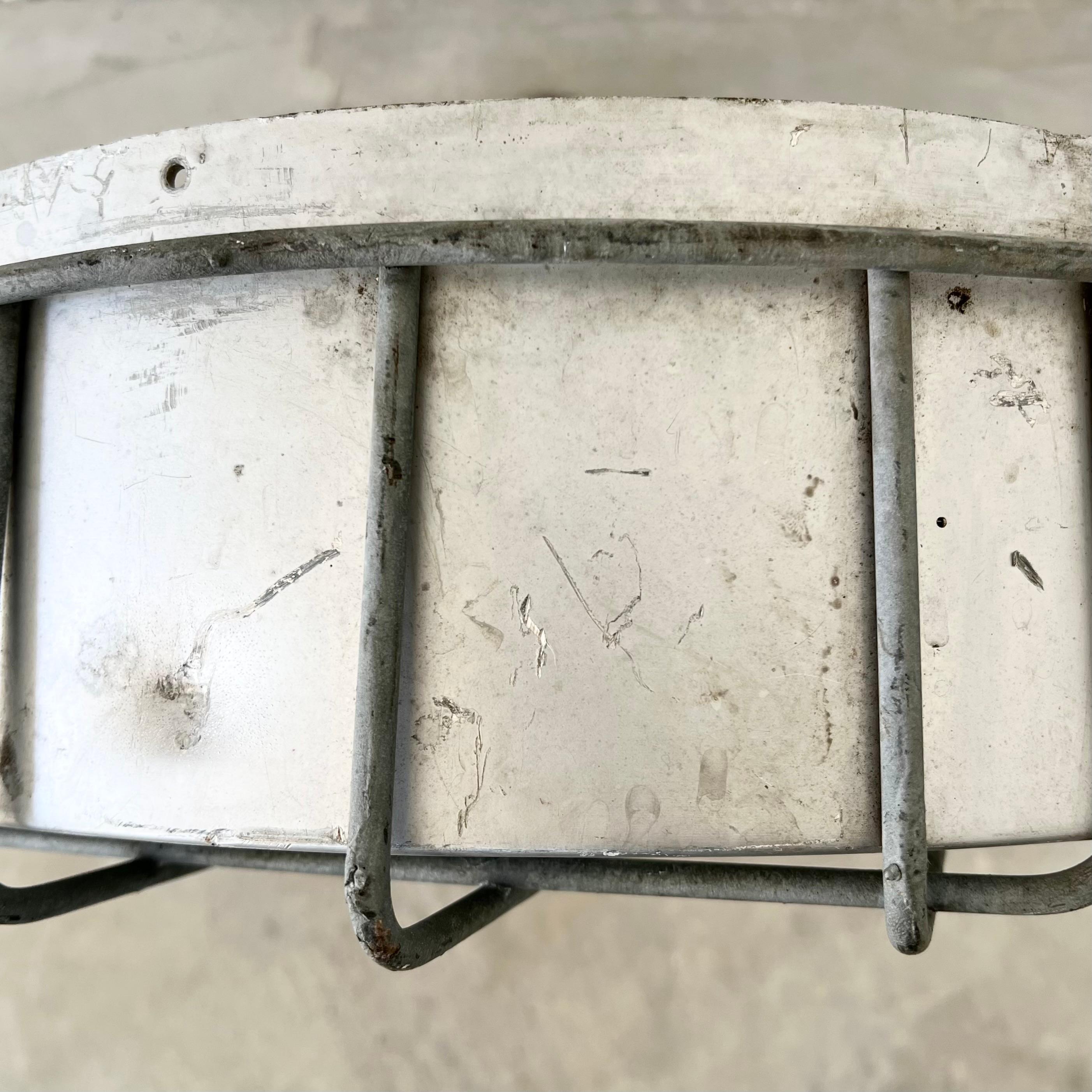 Gefangenenuhr mit Käfig, 1960er Jahre USA im Angebot 5