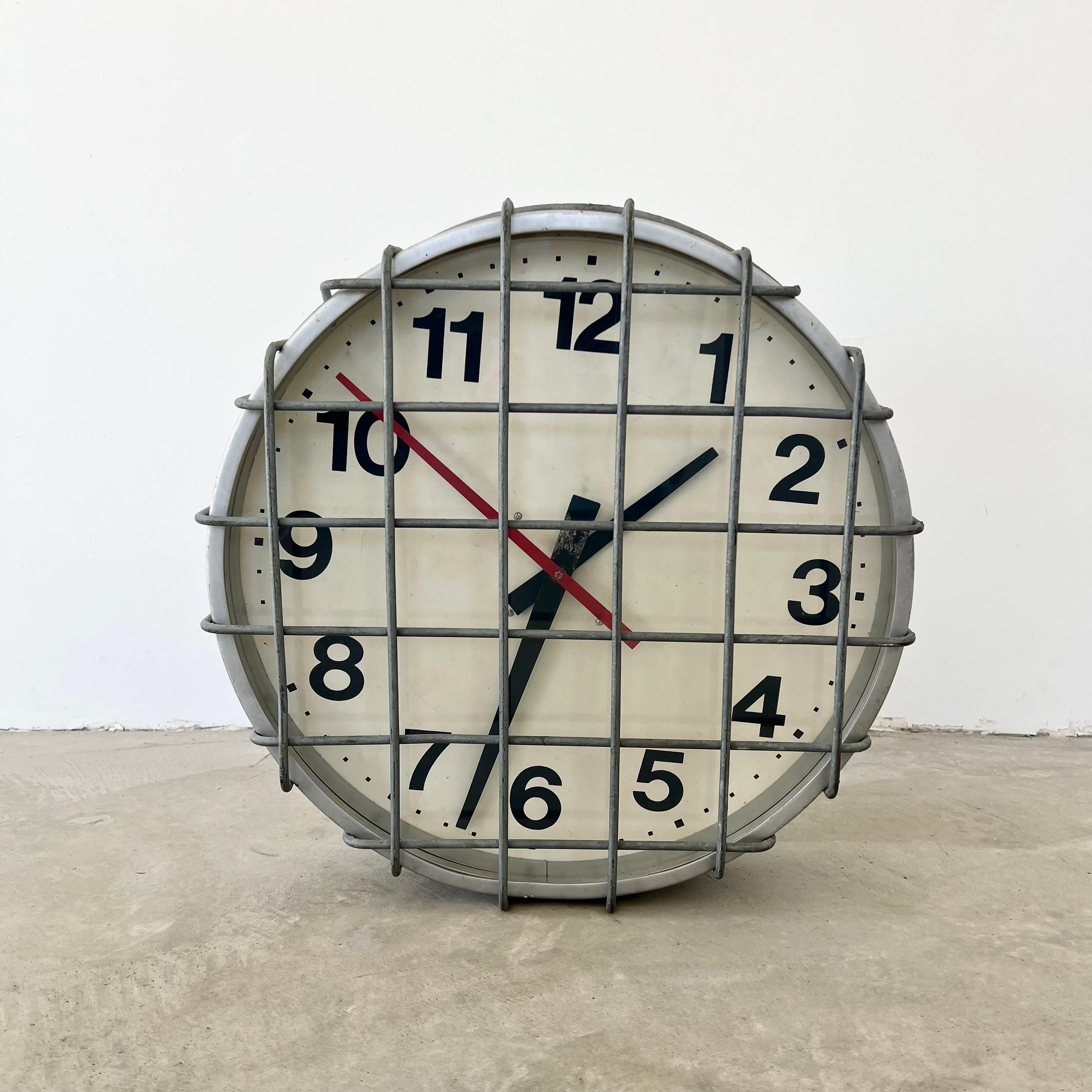 Gefangenenuhr mit Käfig, 1960er Jahre USA im Zustand „Gut“ im Angebot in Los Angeles, CA