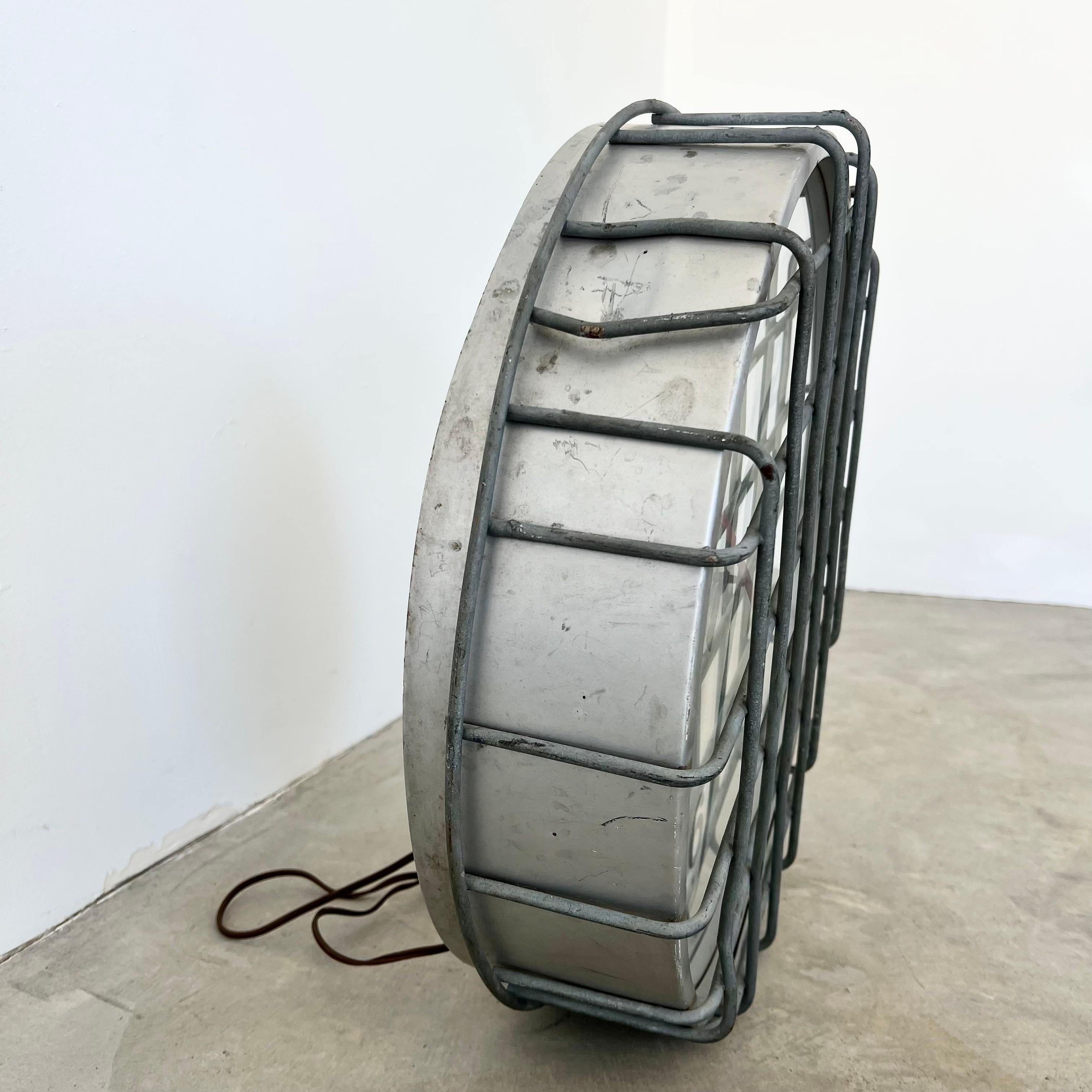 Gefangenenuhr mit Käfig, 1960er Jahre USA im Angebot 2