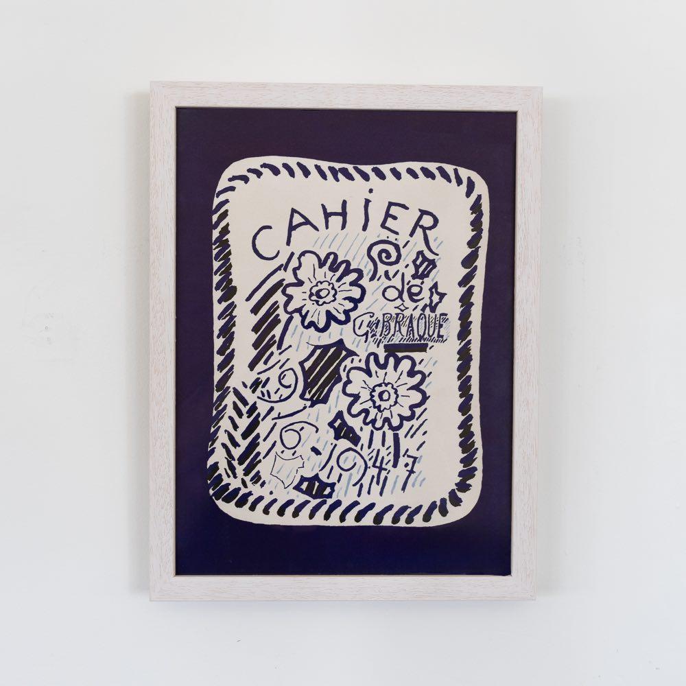 Couverture de livre vintage du Cahier de Georges Braque 1916-1947, France, 1948. Impression vibrante en bleu et blanc sur papier Vellum présentant des fleurs joliment peintes. Nouvellement encadré dans un bois de chêne blanc et un plexi UV.