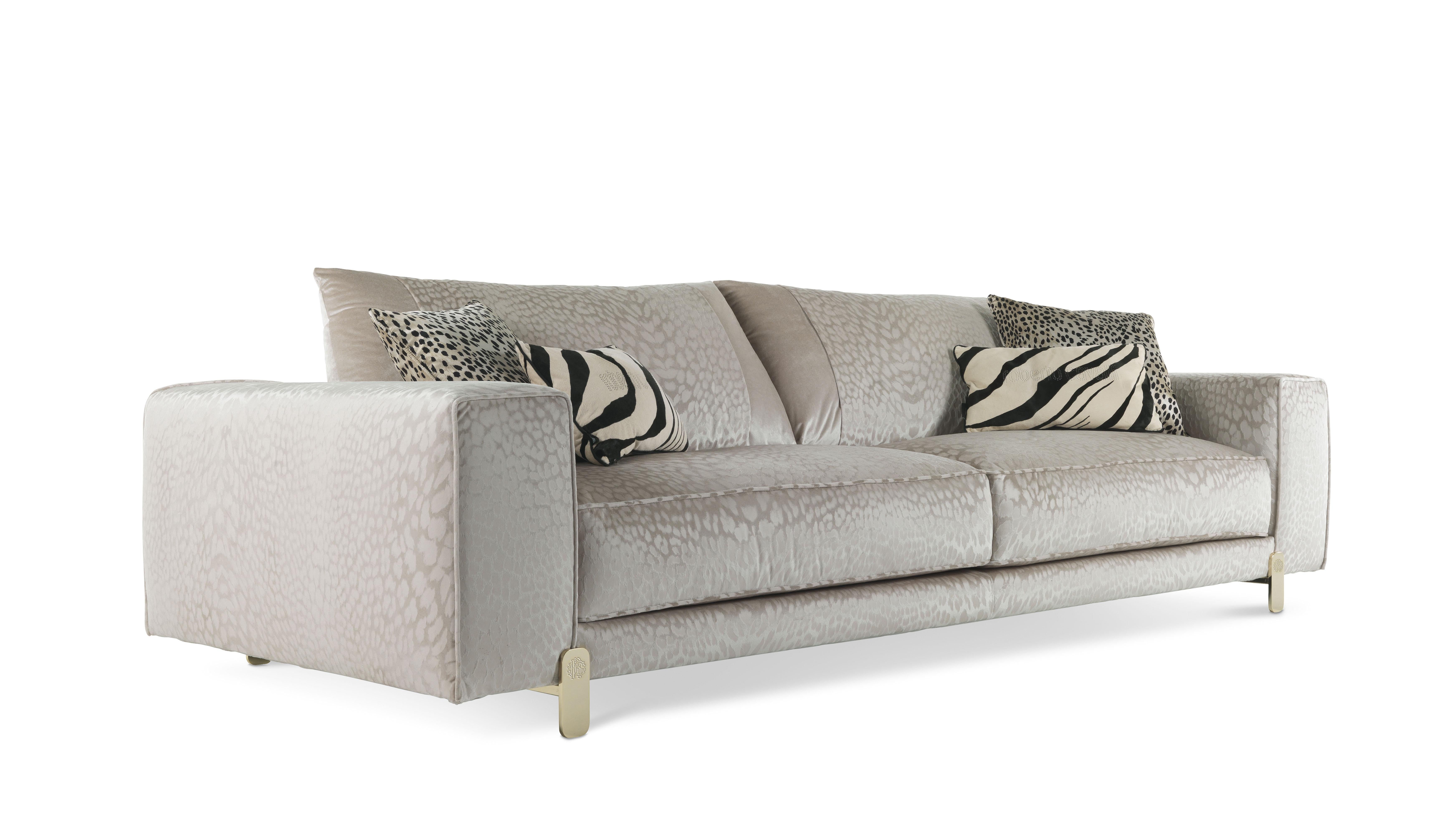 In the Caicos sofa, the simple and linear shapes acquire a bold and seductive charm. The upholstery with fabrics or leathers of the collection, characterized by the presence of the iconic patterns of the Maison, such as the animalier designs, meet