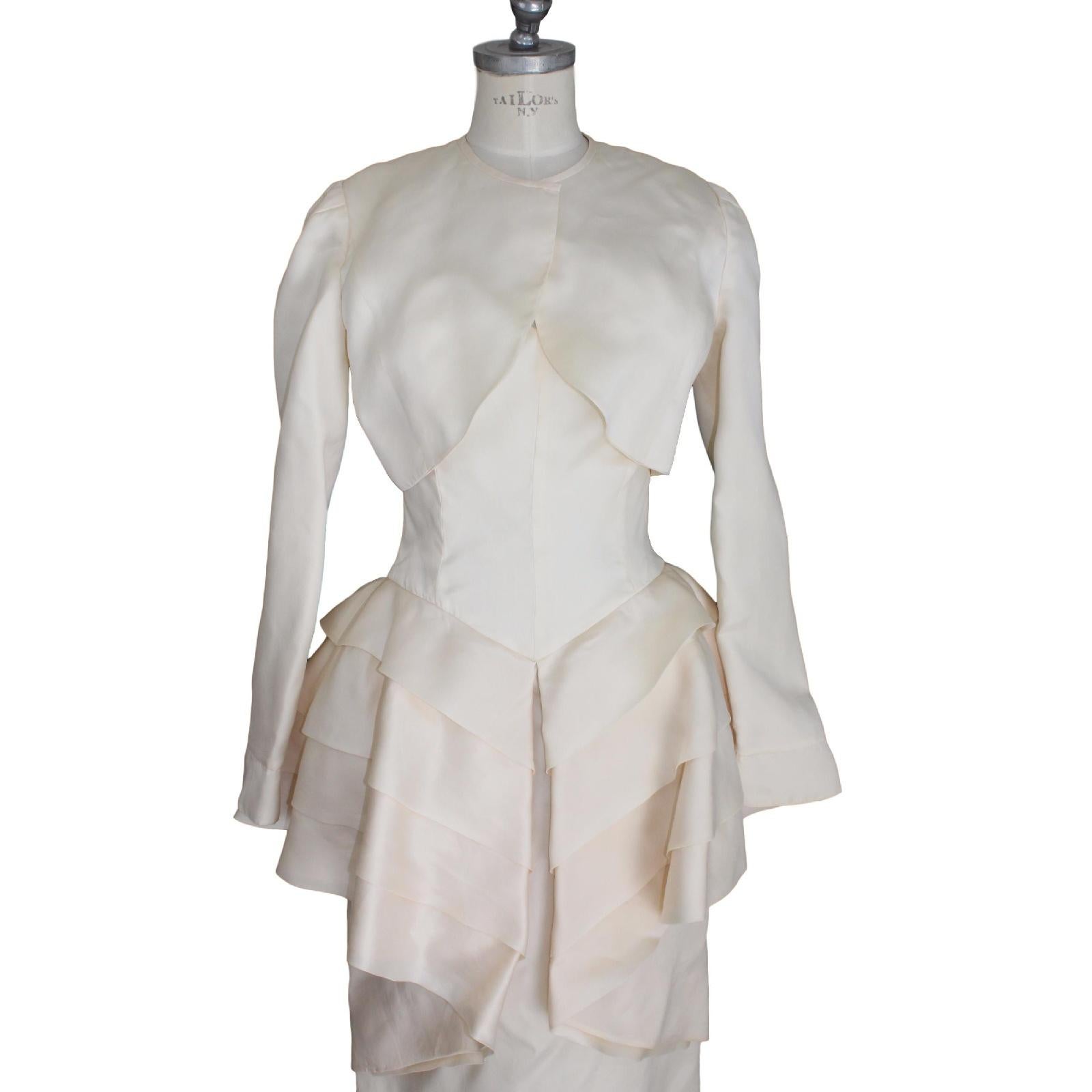 Beigefarbenes Vintage-Hochzeitskleid aus Seide mit drei Sprüngen in der Taille, gepolstert und mit langärmeligem Bolero-Jäckchen.

Die Hochzeitskleider, die für Modeschauen verwendet wurden, sind in gutem Zustand und müssen gewaschen