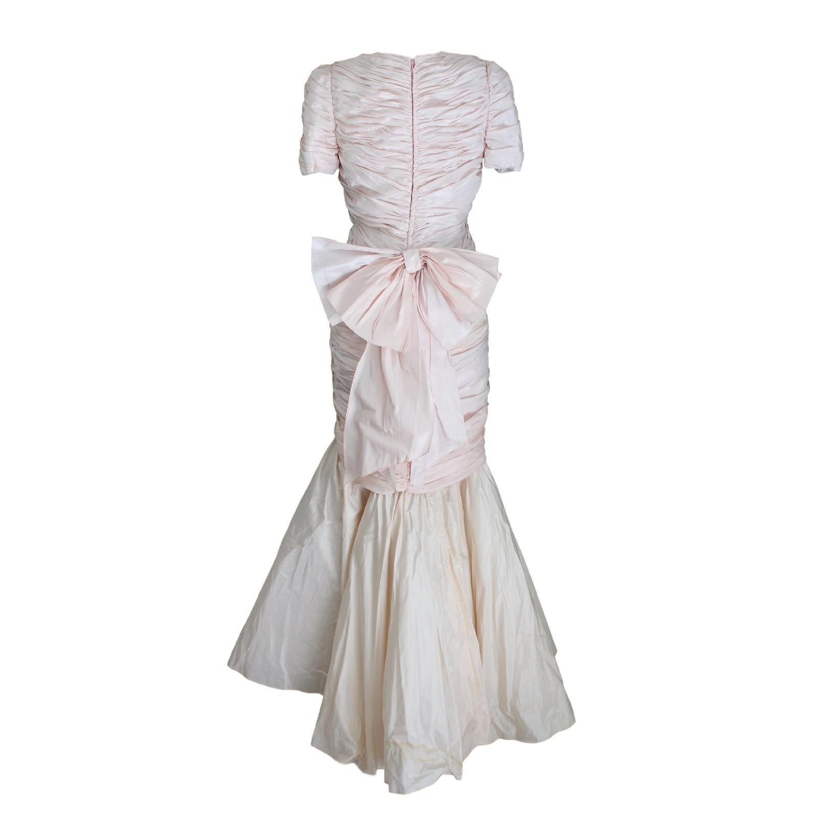 Vintage Cailan'd Hochzeitskleid von 1980. Das Kleid besteht aus zwei Teilen. Sie können es auf zwei verschiedene Arten tragen: als Etuikleid oder als Meerjungfrauenkleid. Die Farbe ist ein raffiniertes Altrosa, hergestellt aus 100% Seide.
