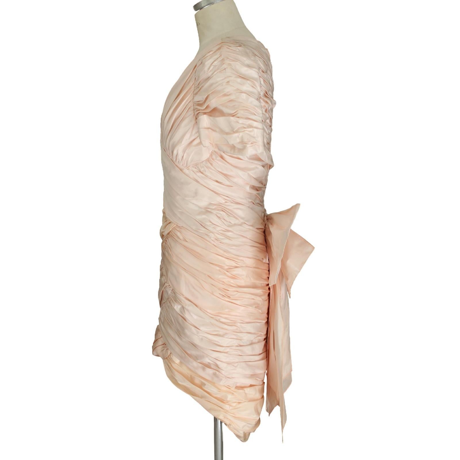 Vintage Meerjungfrauen-Hochzeitskleid aus rosa Seide mit kurzen Ärmeln 1980er im Zustand „Hervorragend“ in Brindisi, Bt