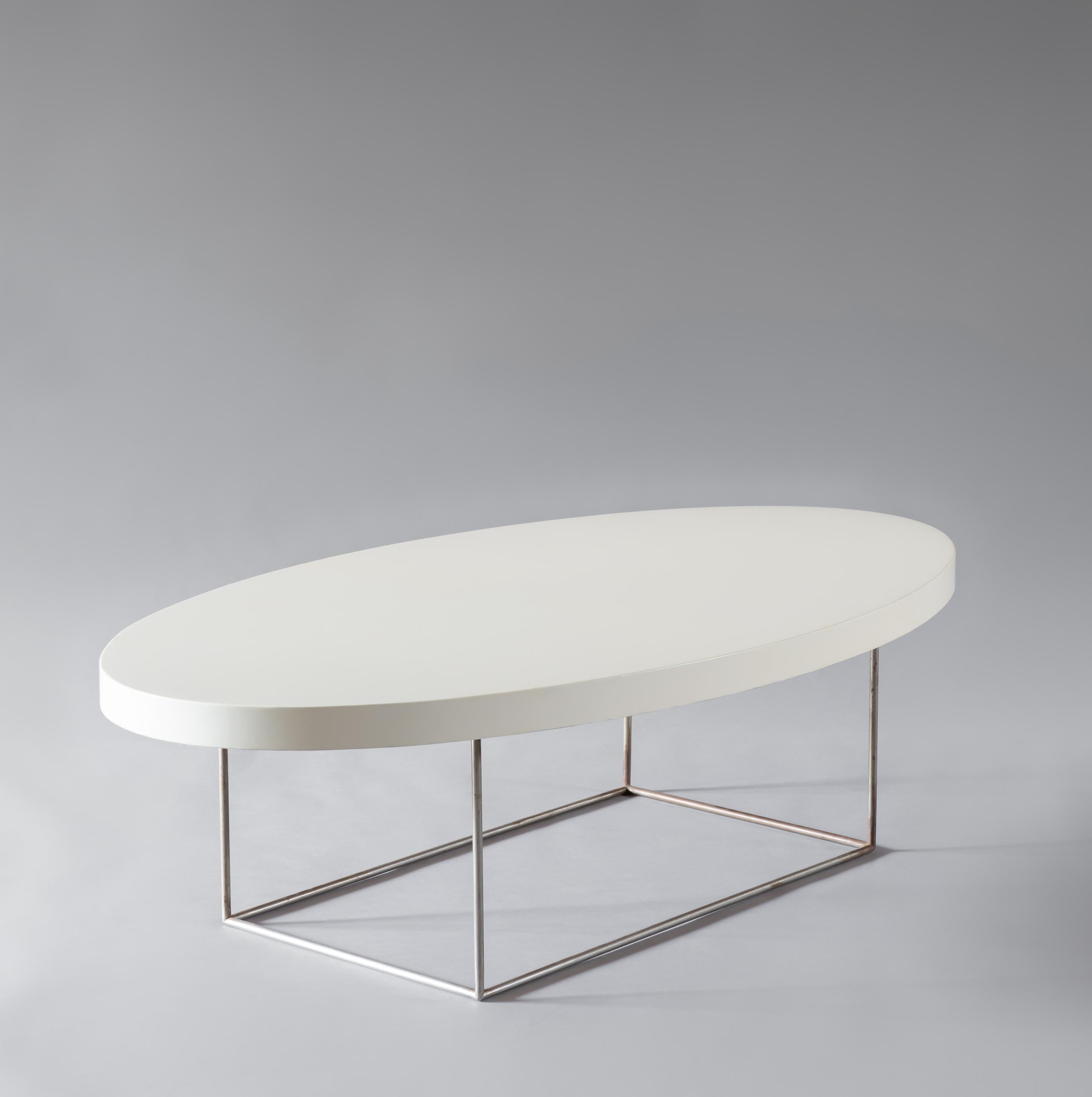 CAILLETTE René-Jean (1919-2004)
Coffee table, Unique piece, made by Charron, circa 1962
Nickel-plated metal, white lacquered plywood oval top
Height 34 x Length 120 x Depth 65 cm

History :
The designer's personal table, made for his Paris
