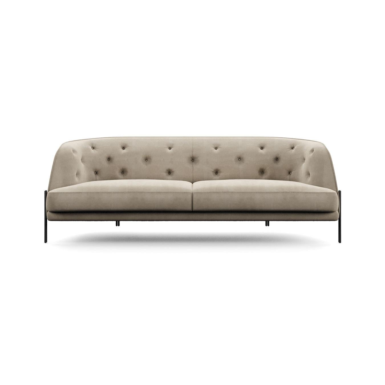Ein elegantes Sofa, das seine persönliche Note durch klare, weiche Linien erhält.

Die abgerundeten Formen, die sorgfältigen Details und die raffinierten Oberflächen machen ihn in der Capitonné̀-Version noch leichter und raffinierter.