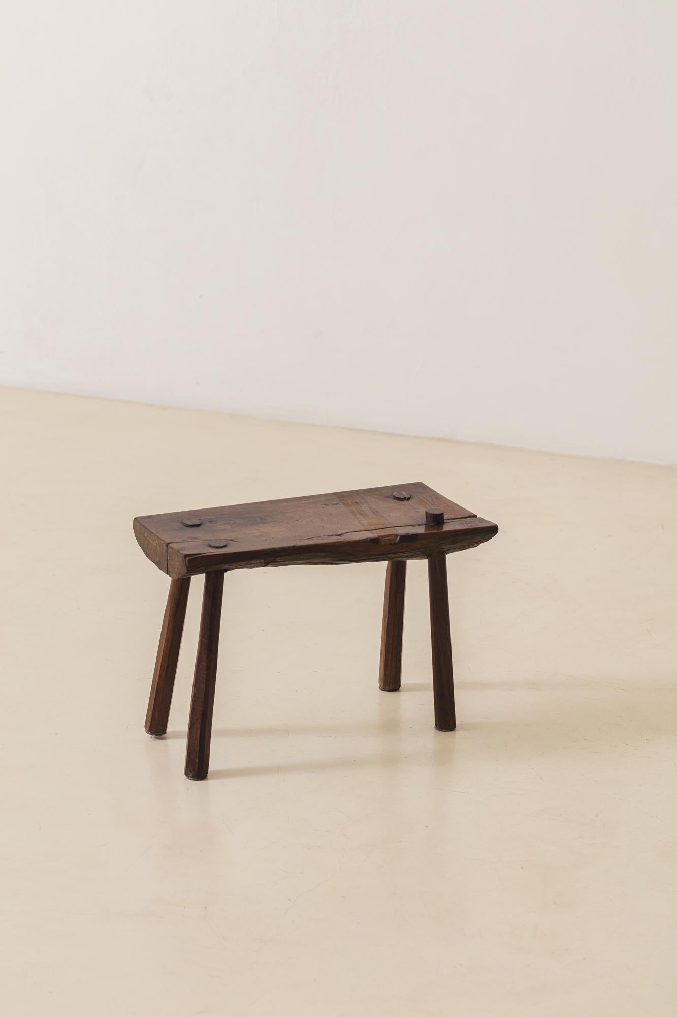 Der Hocker nimmt in der brasilianischen Designgeschichte einen bedeutenden Platz ein, denn er ist das traditionellste Sitzmöbel. Der ländliche Hocker, der in vielen Haushalten zu finden war, diente sowohl als Sitzgelegenheit als auch als Stütze für